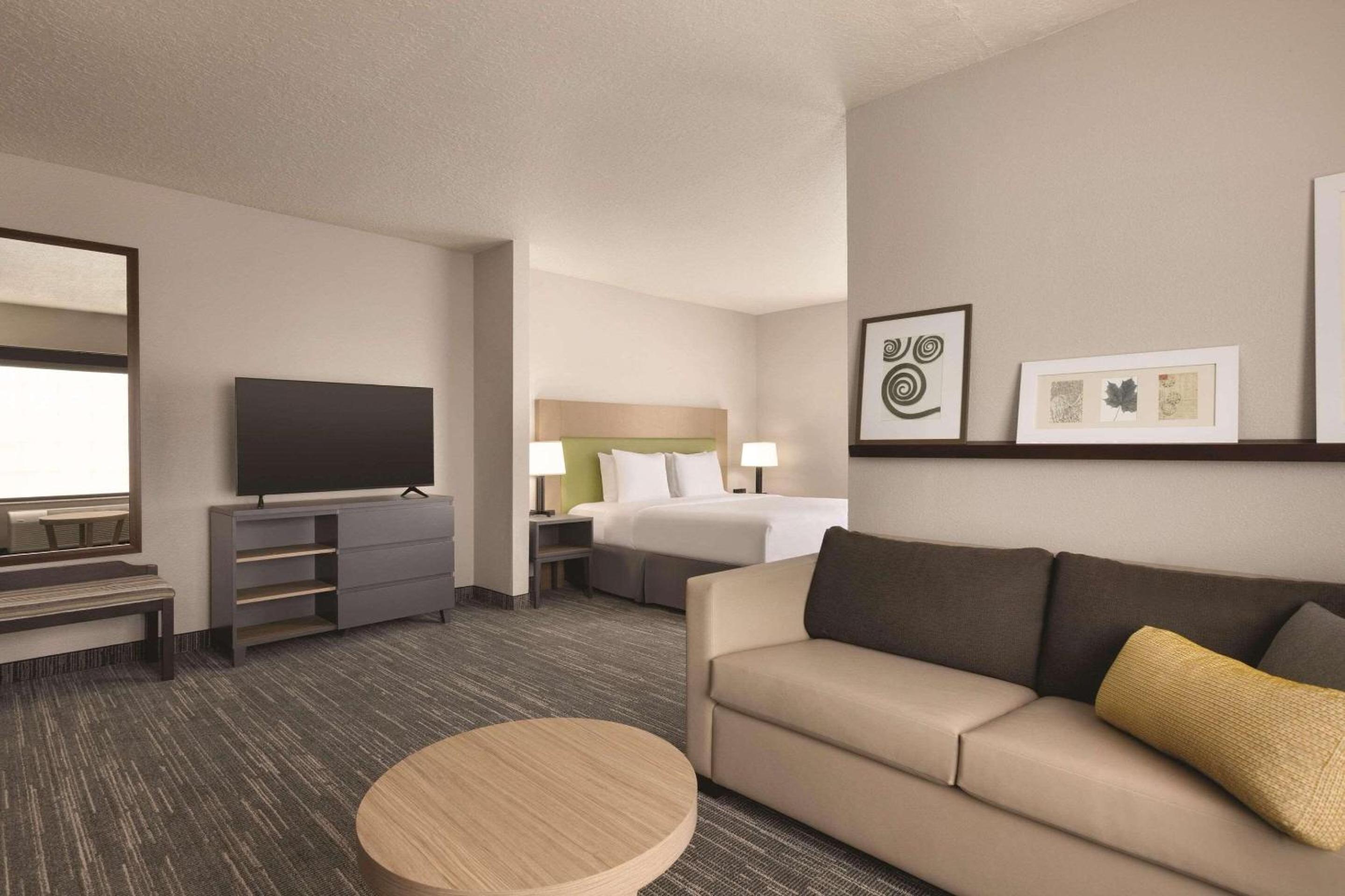 King Suite with Sofa Bed - Non Smoking - Photo 3