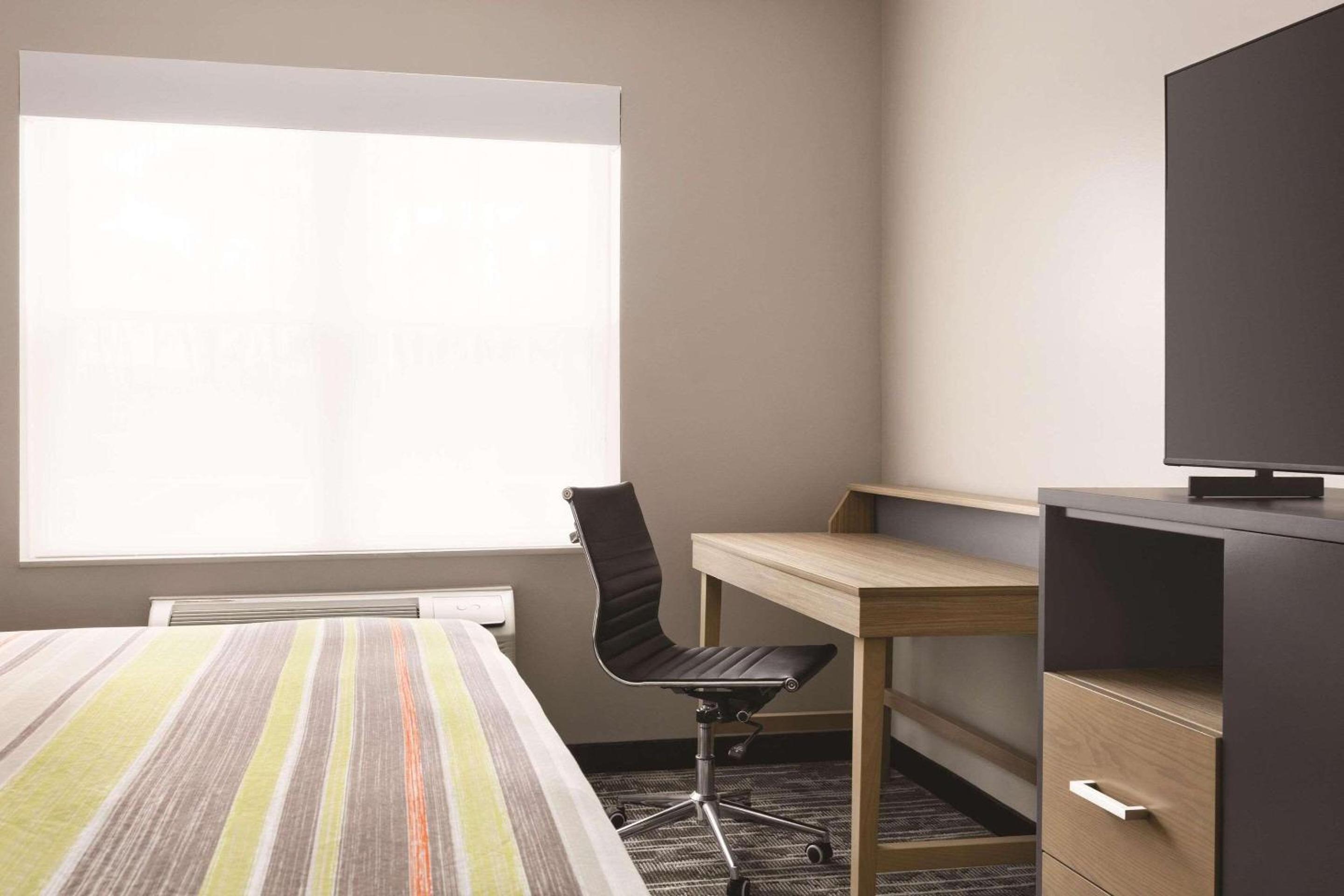 King Room - Non-Smoking - Photo 2