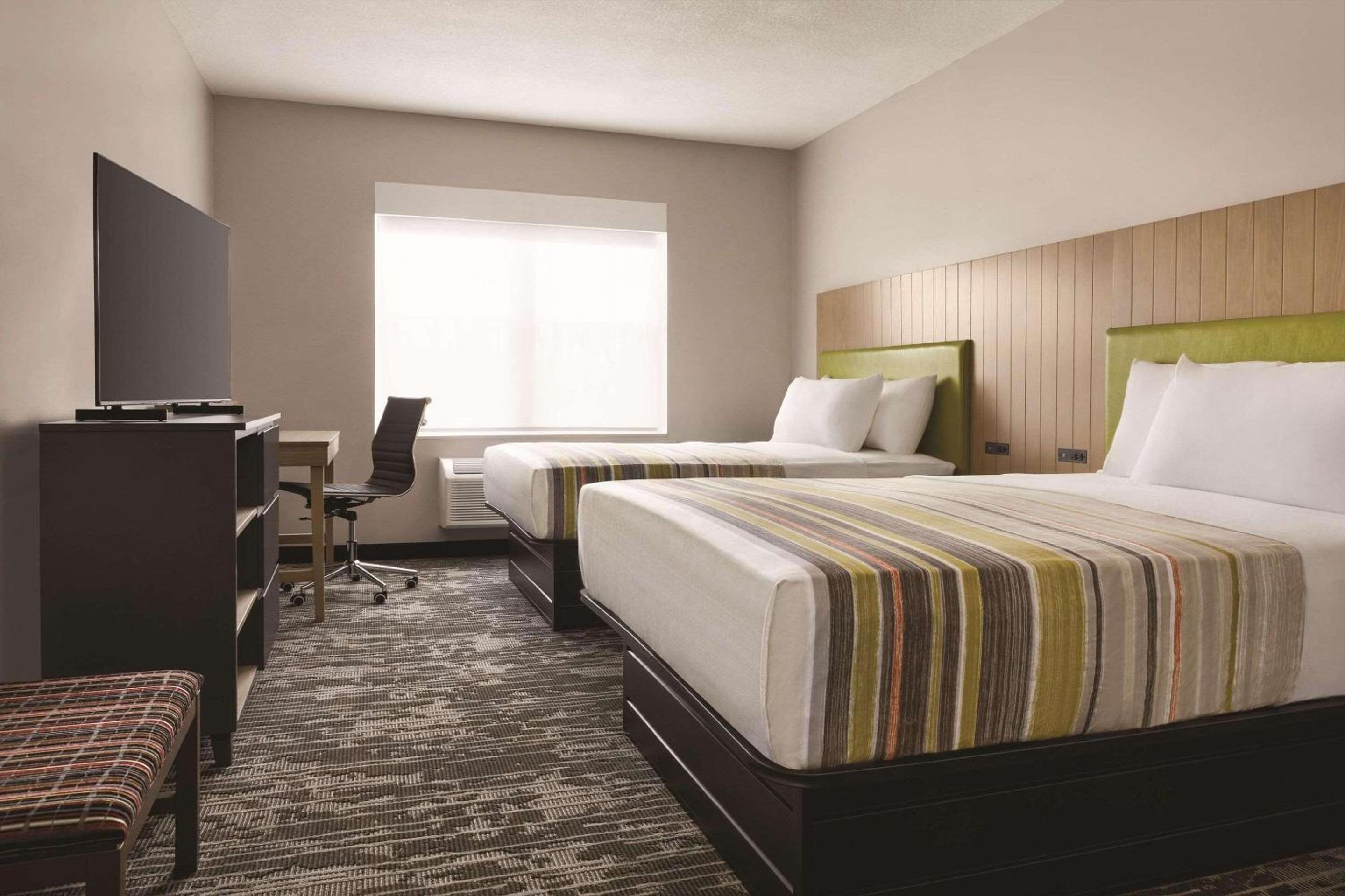 Queen Room with Two Queen Beds - Photo 2