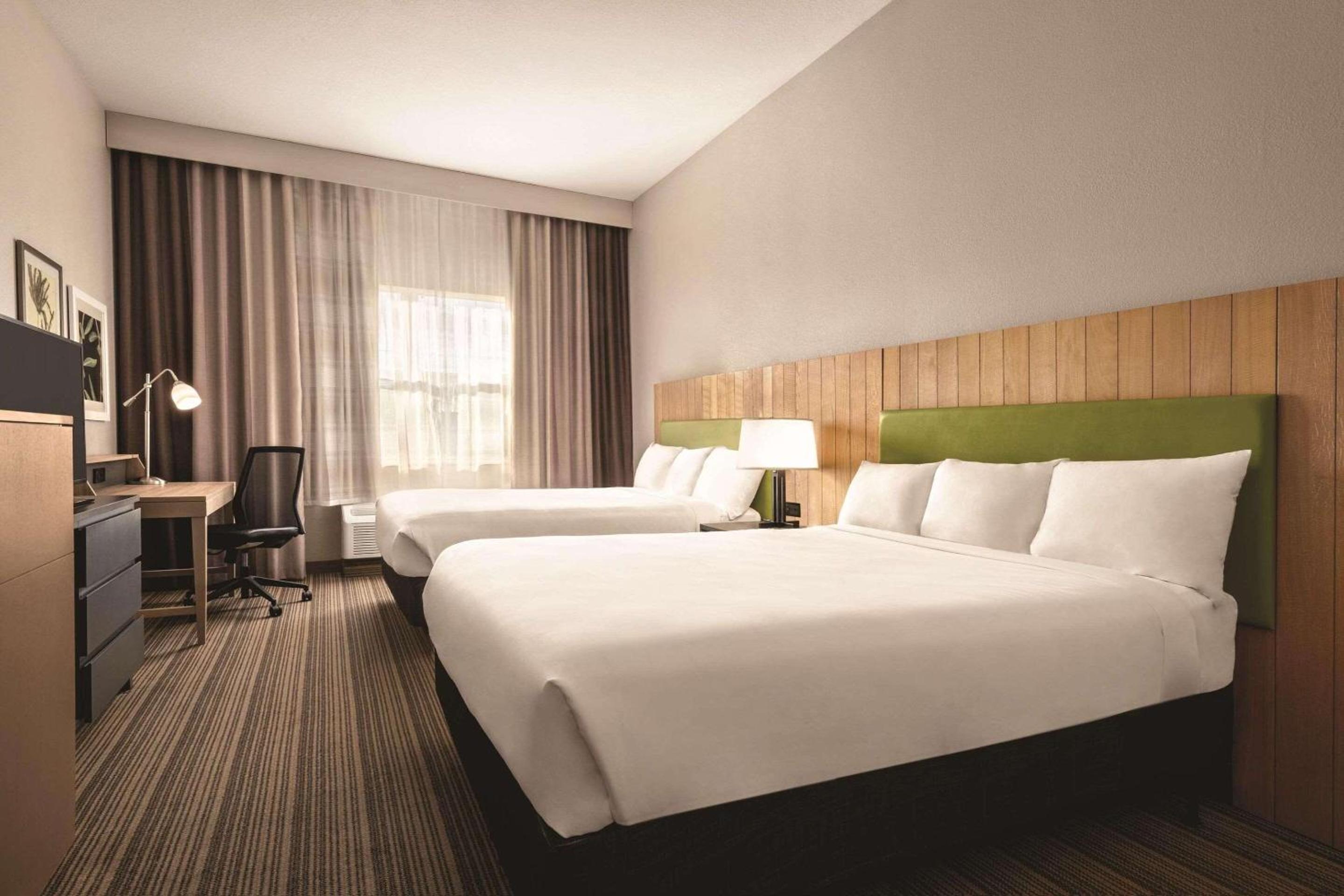 Queen Room with Two Queen Beds - Non-Smoking - Photo 3