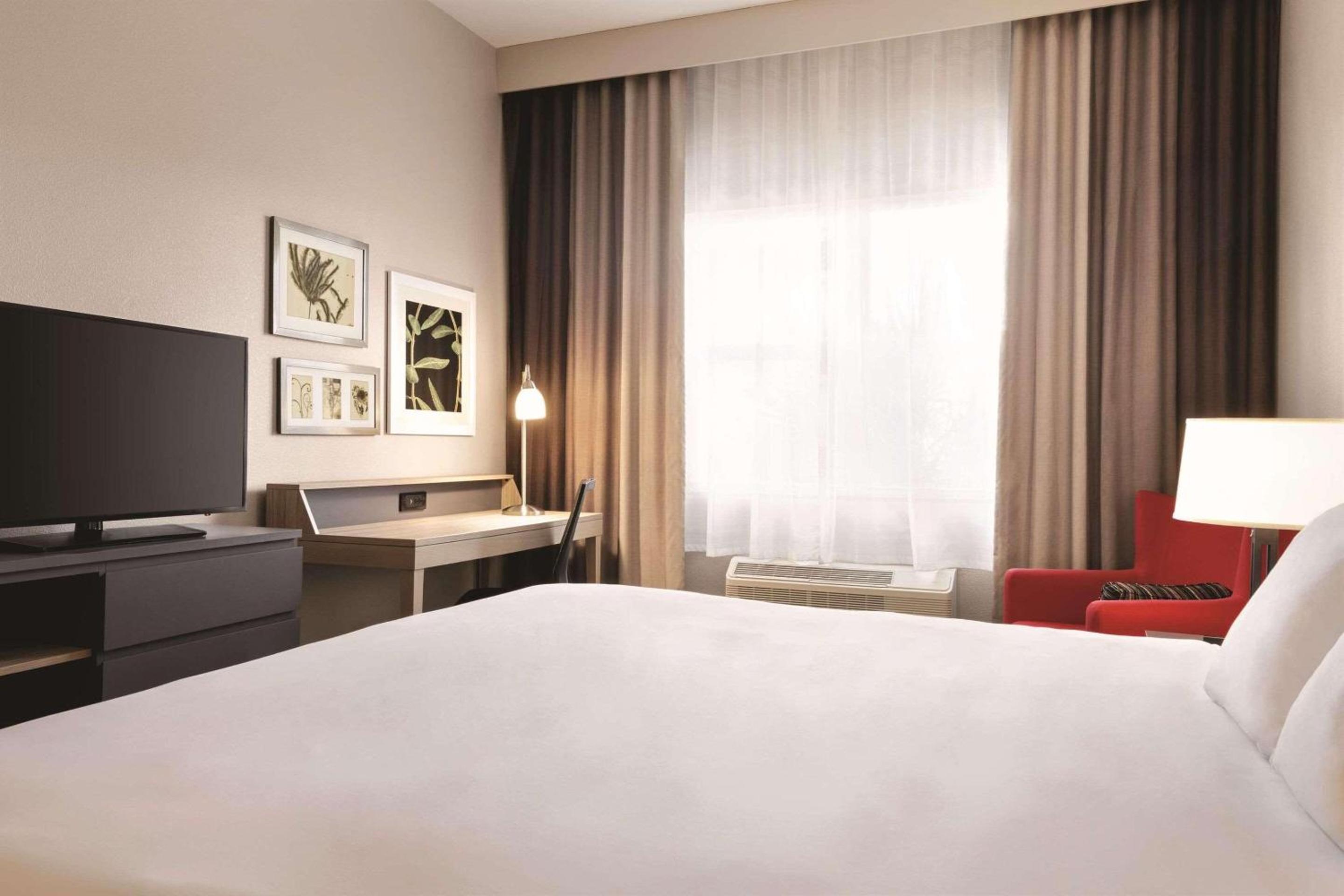 Queen Room with Two Queen Beds - Non-Smoking - Photo 4