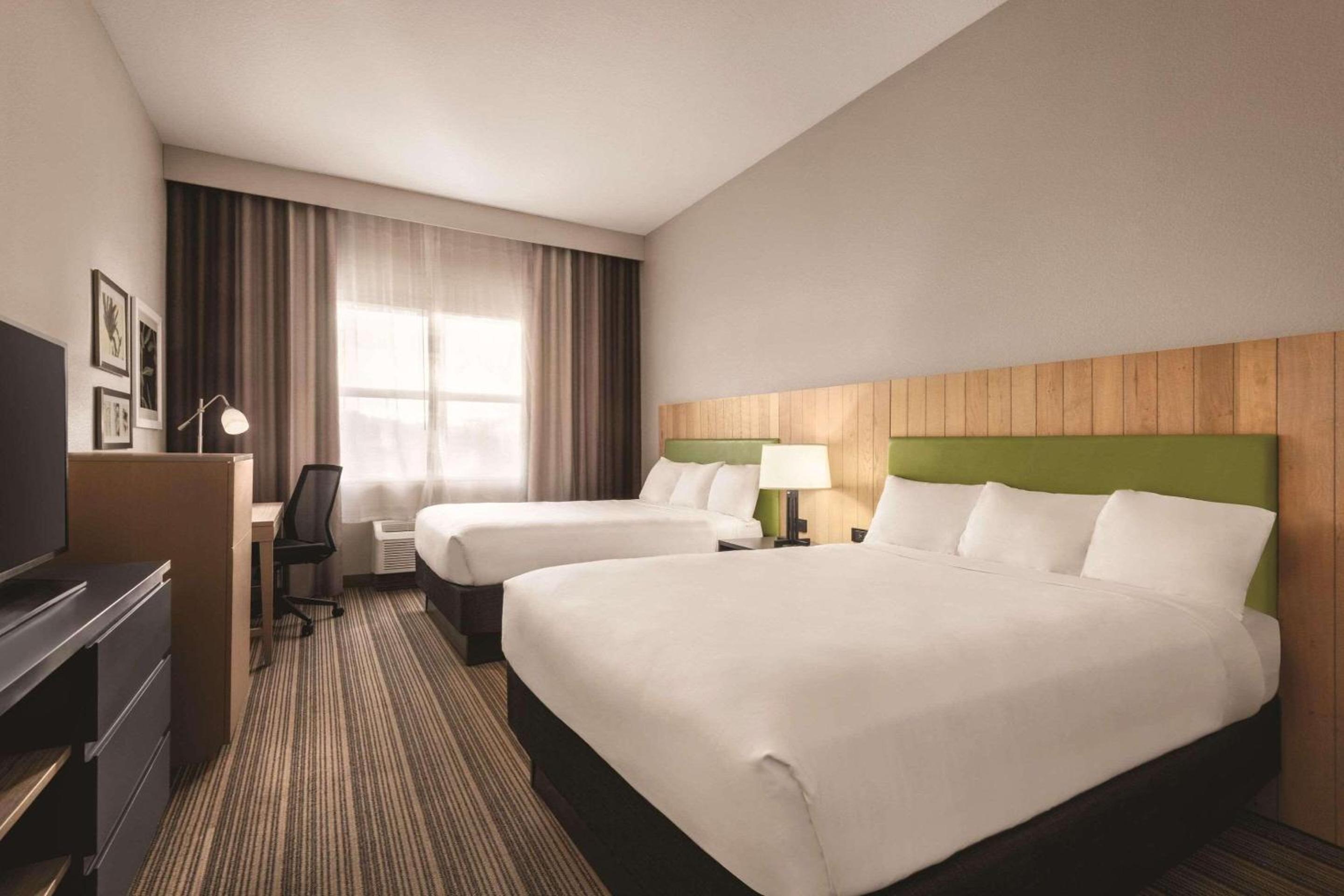 Queen Room with Two Queen Beds - Non-Smoking - Photo 6