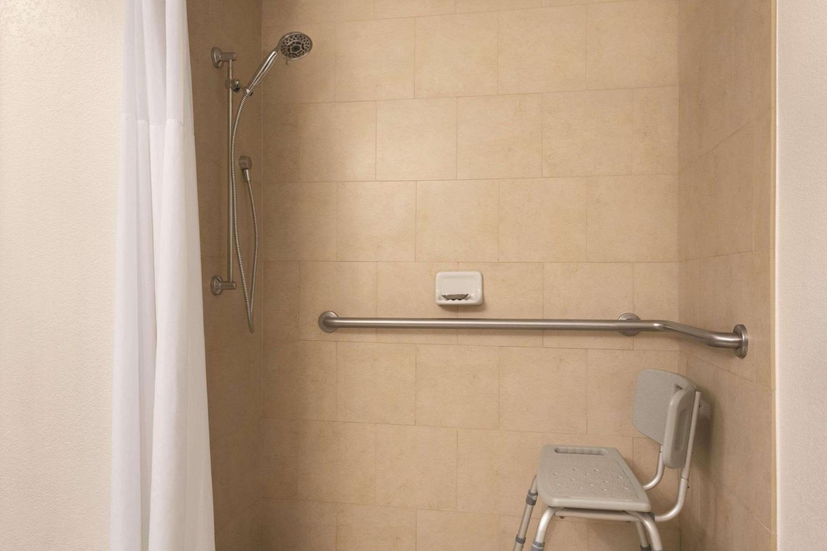 Queen Room with Two Queen Beds with Roll In Shower - Disability Access/Non-Smoking - Photo 2