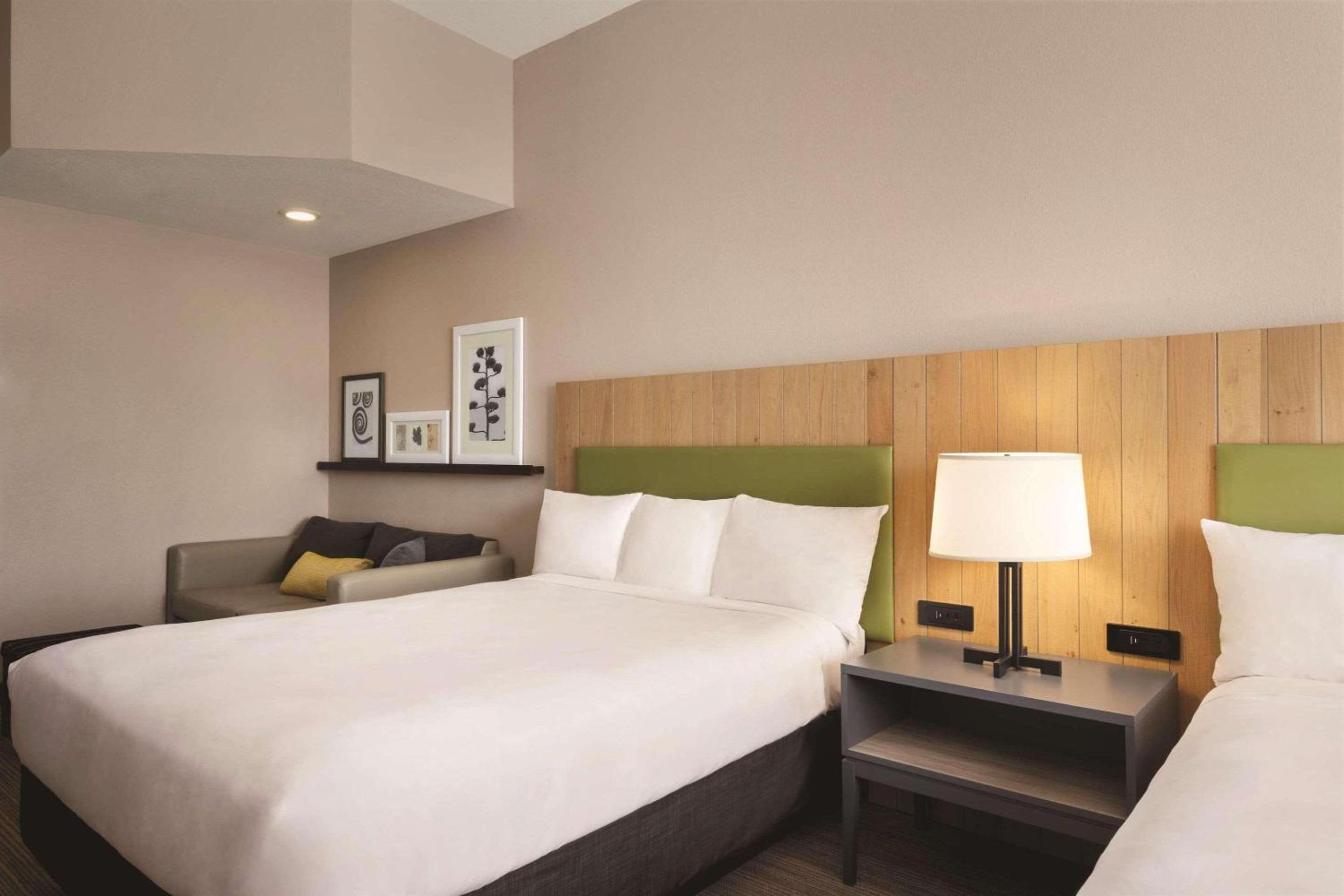 Studio Suite with Two Queen Beds - Non-Smoking - Photo 2
