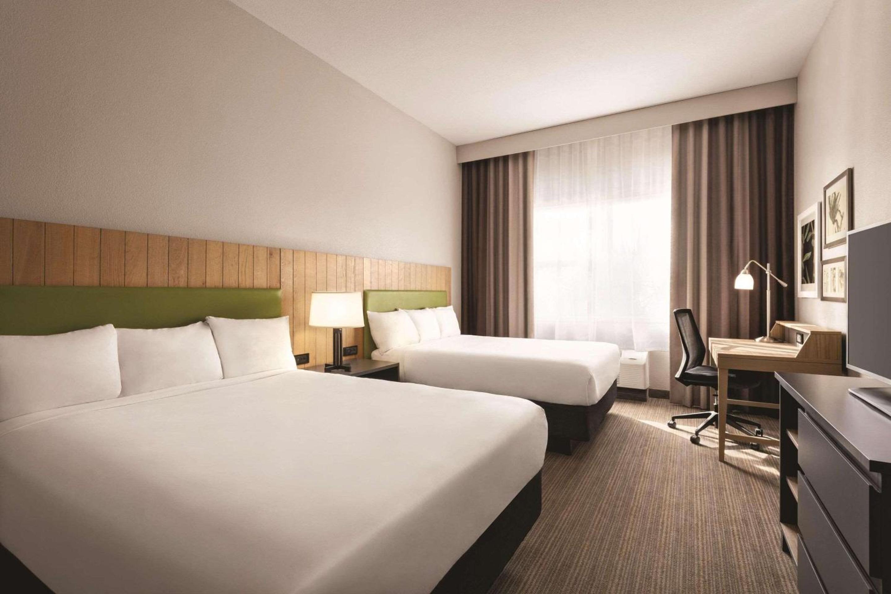 Queen Room with Two Queen Beds - Non-Smoking - Photo 8