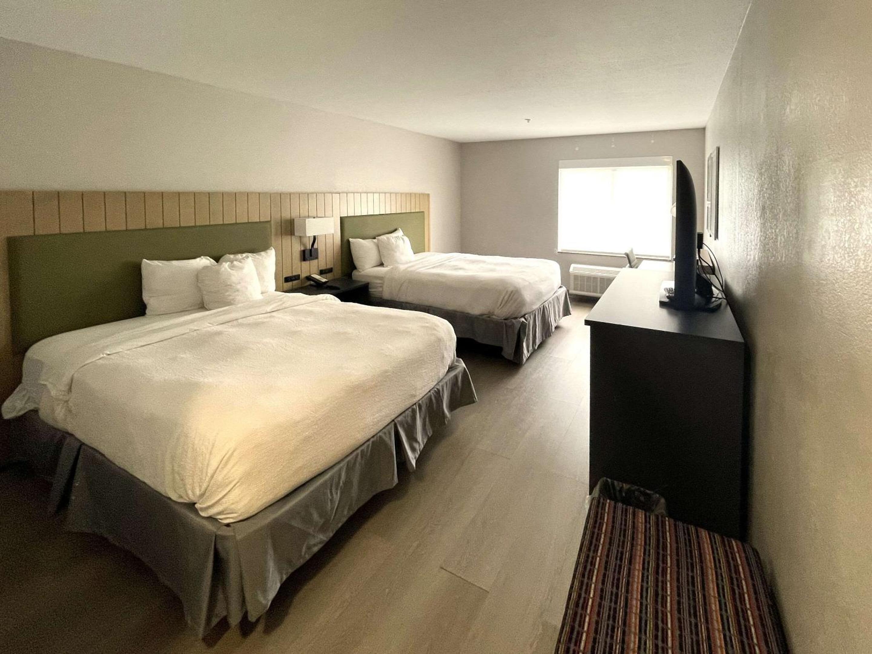 Queen Room with Two Queen Beds - Photo 2