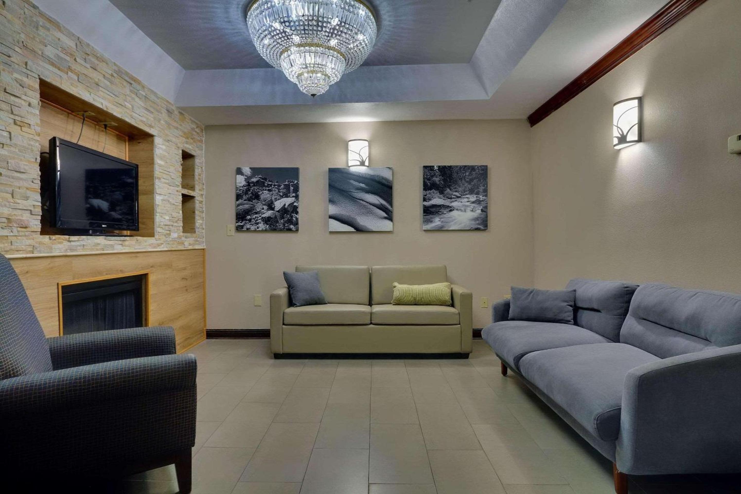 One-Bedroom Queen Suite with Kitchenette - Non-Smoking