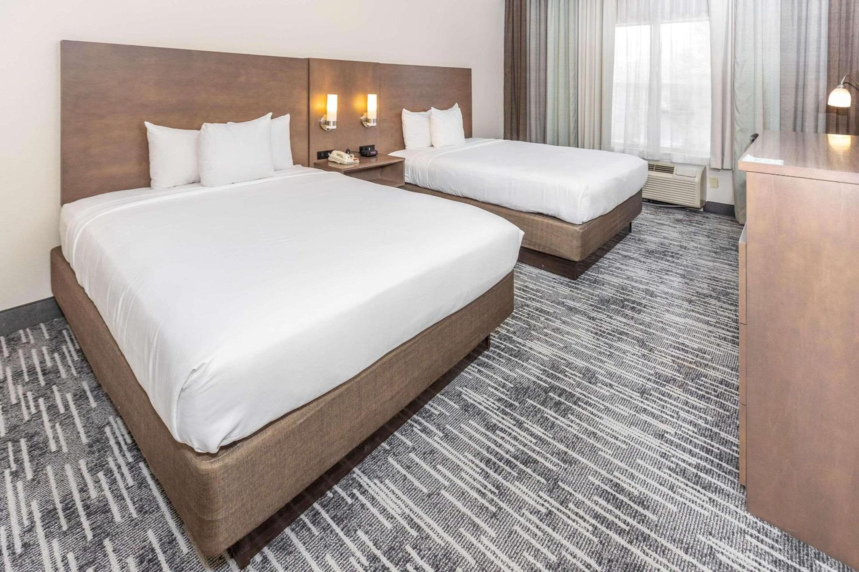 Queen Room with Two Queen Beds - Non-Smoking - Photo 1