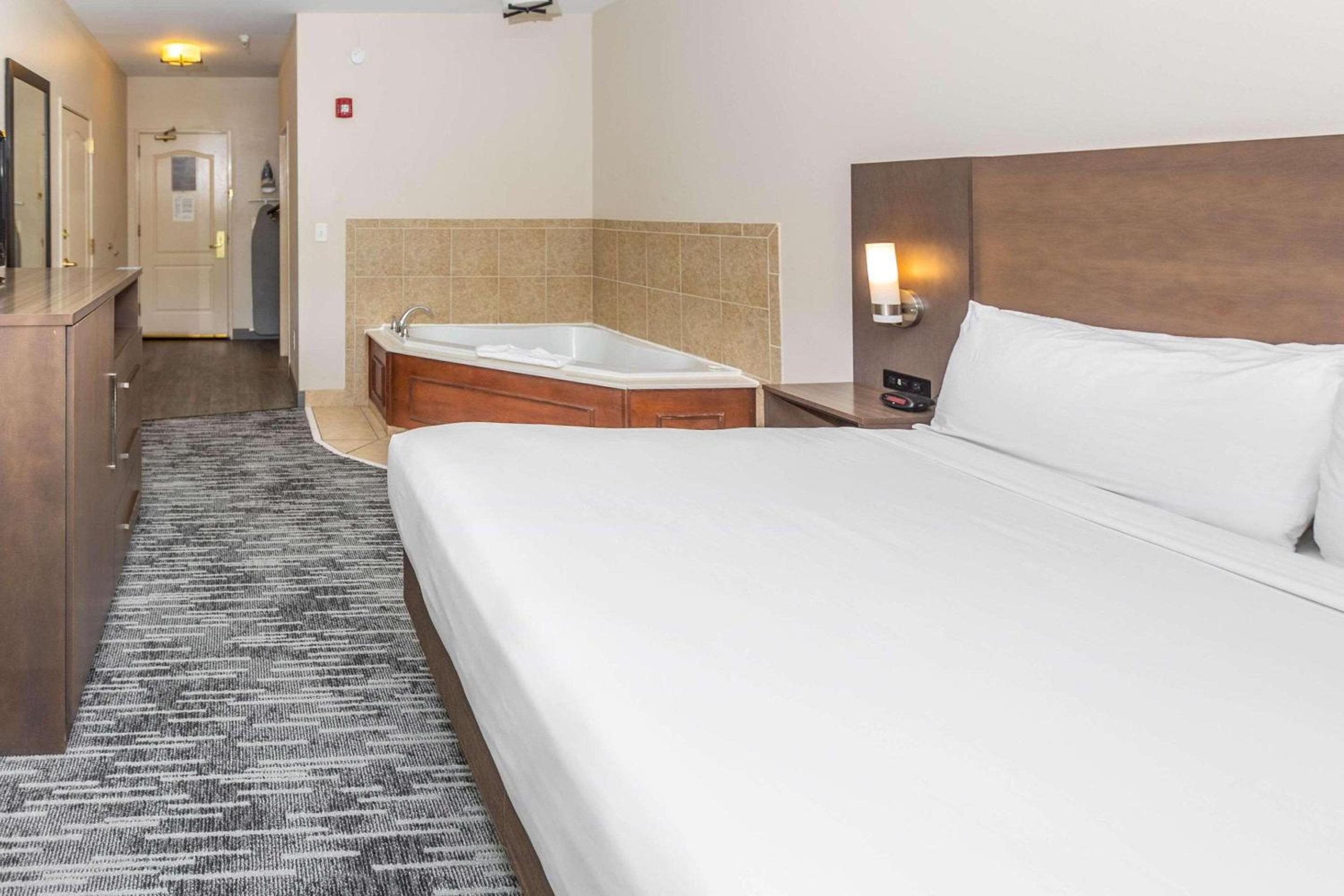 King Suite with Whirlpool - Non-smoking photo 1