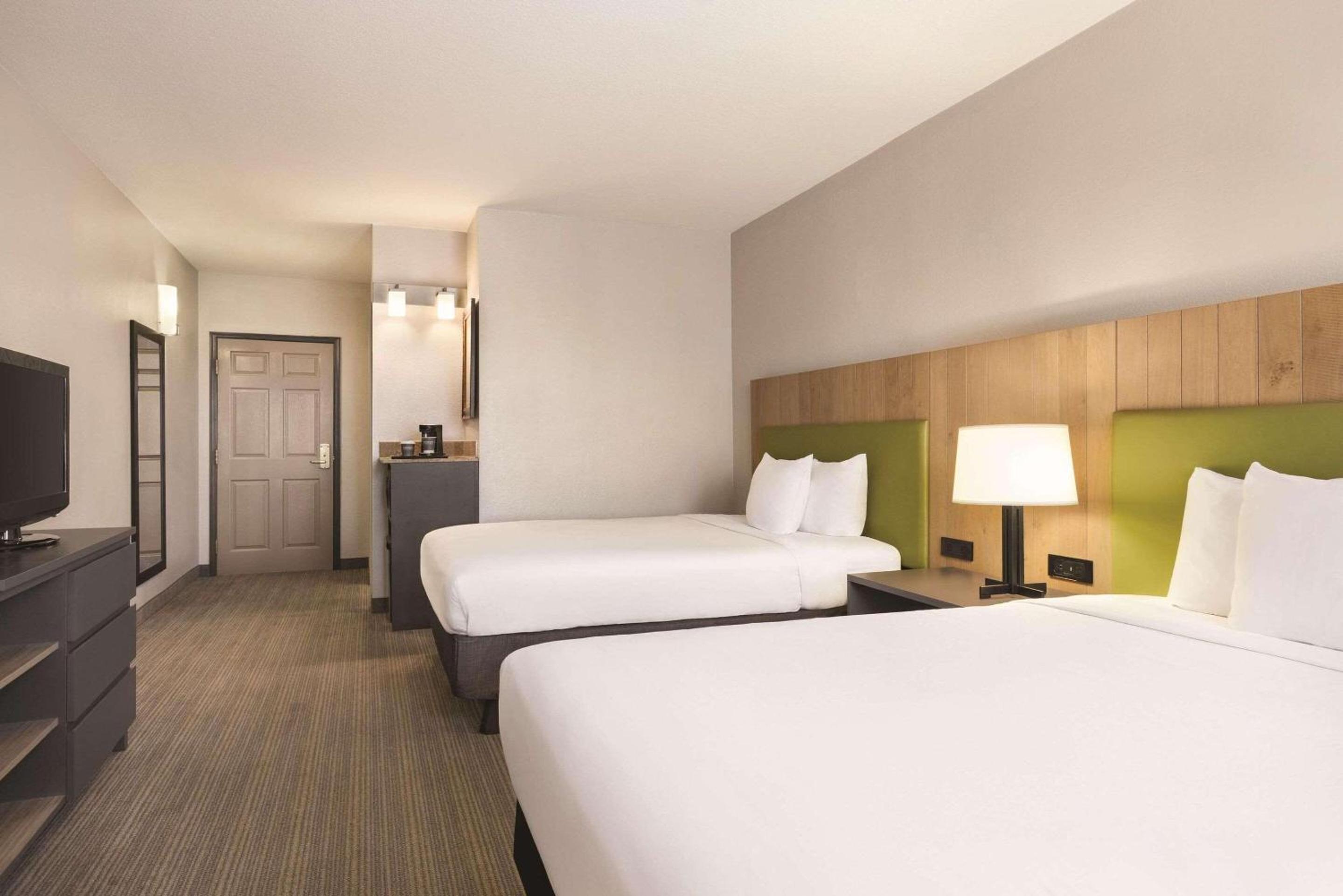 Queen Room with Two Queen Beds - Non-Smoking - Photo 1