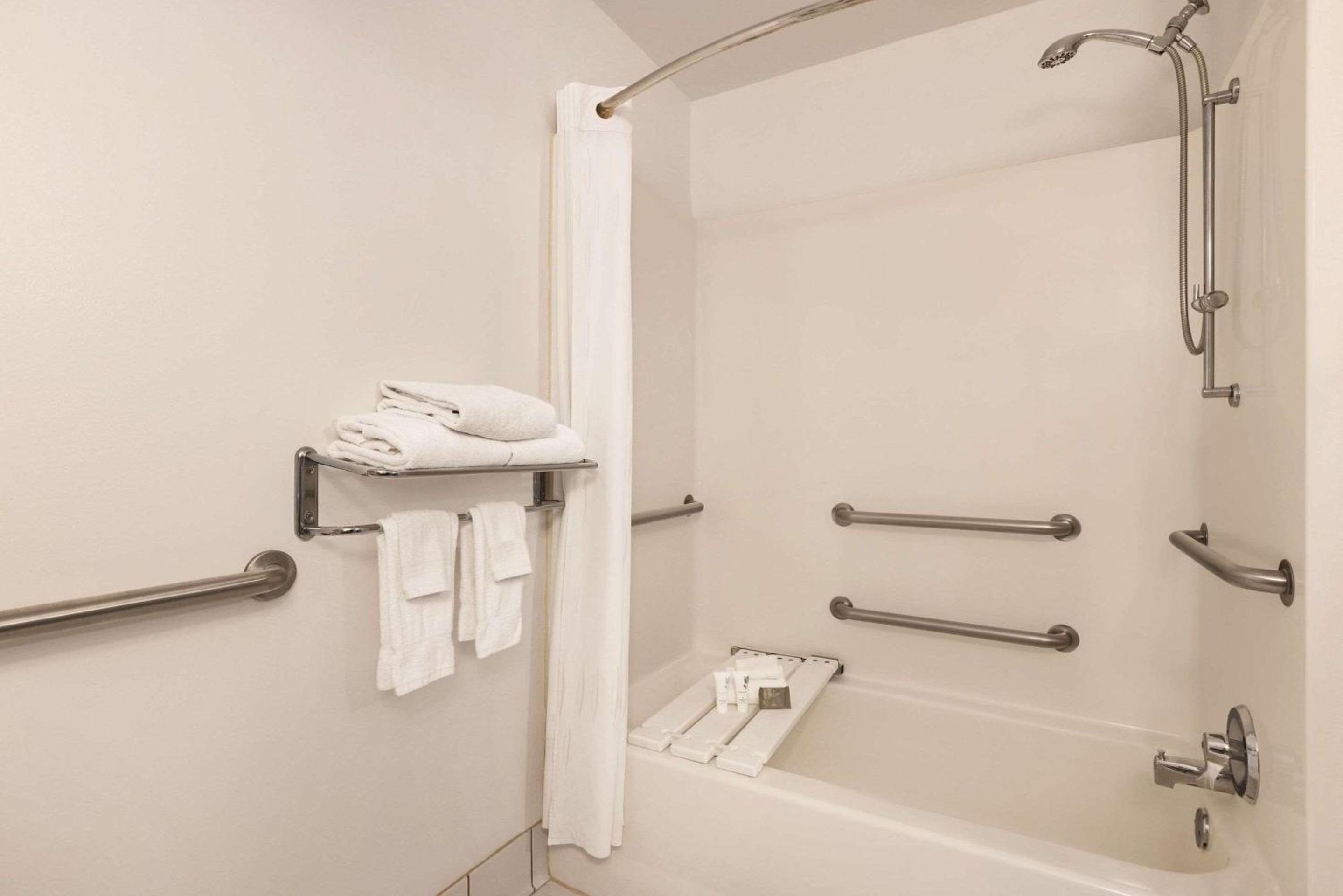 King Room - Disability Access/Non-Smoking - Photo 3