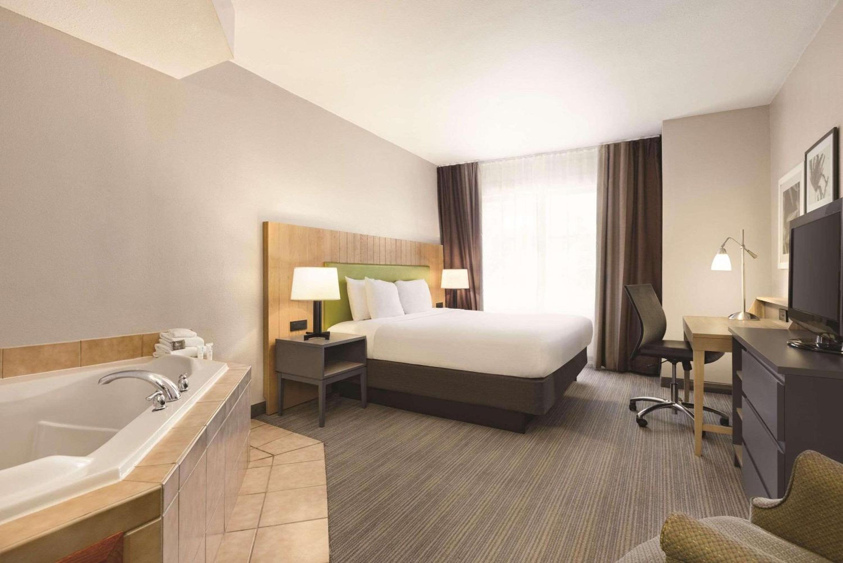 King Suite with Whirlpool - Non-smoking