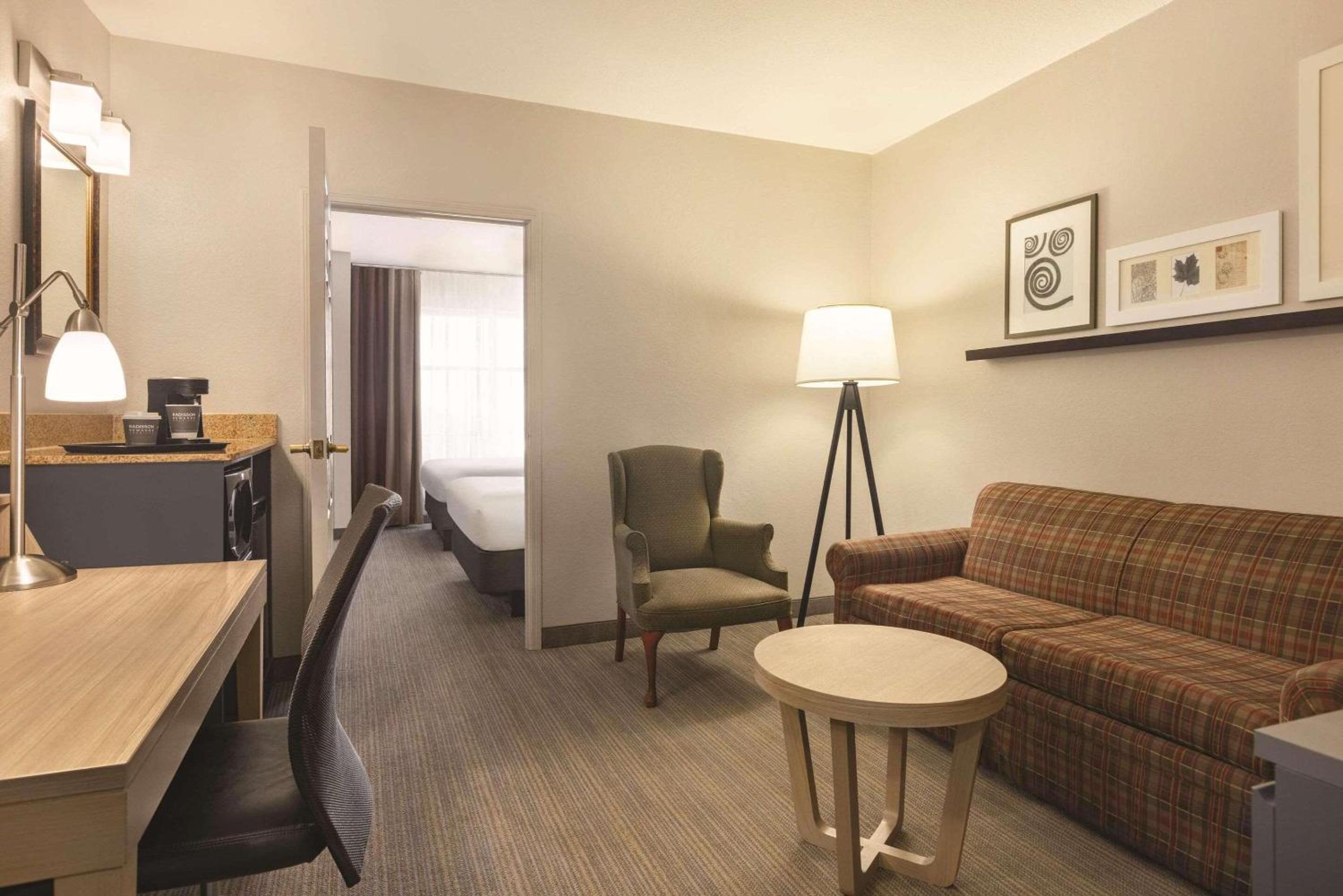 One-Bedroom Queen Suite - Non-Smoking - Photo 1