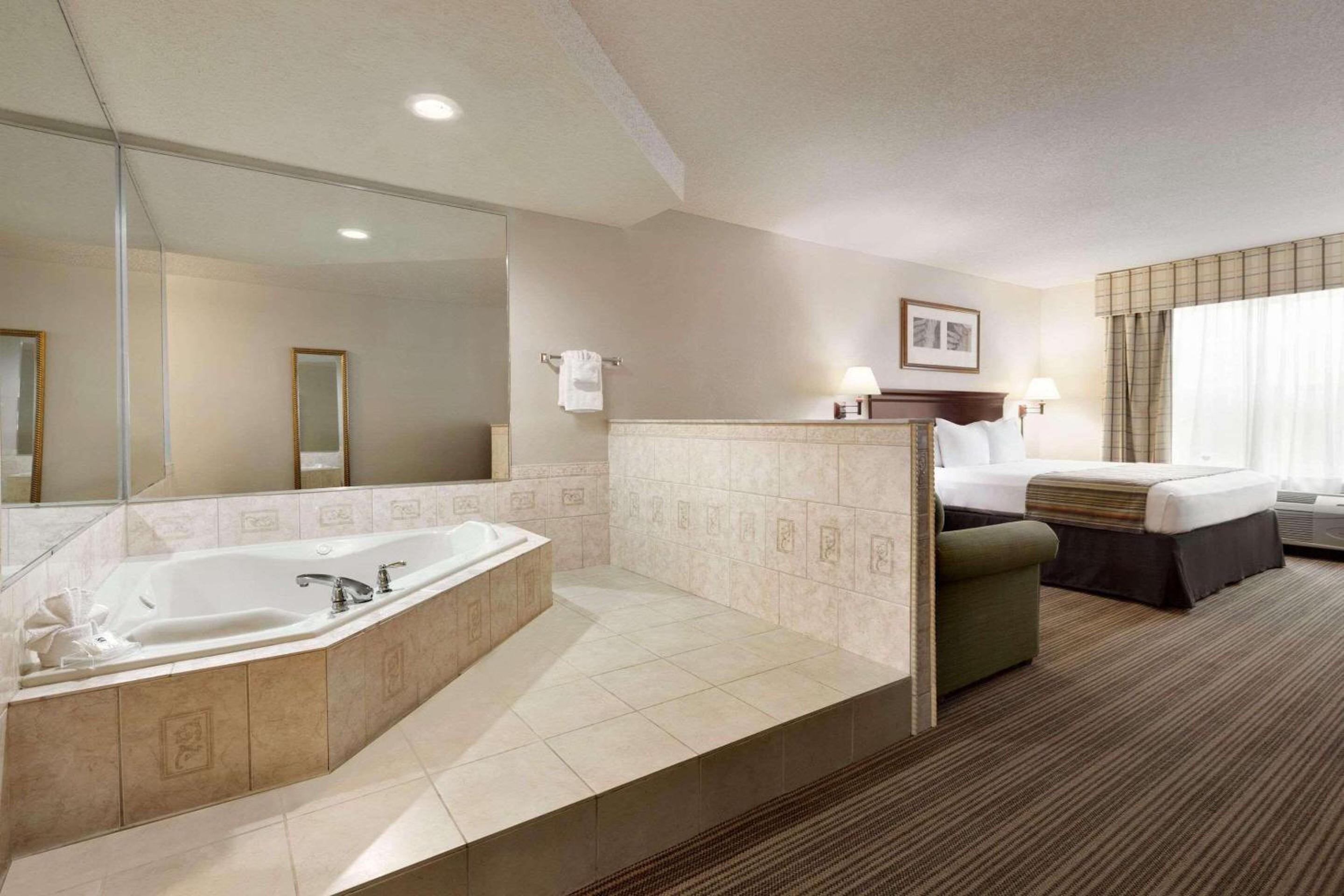 King Suite with Whirlpool - Non-smoking photo 1