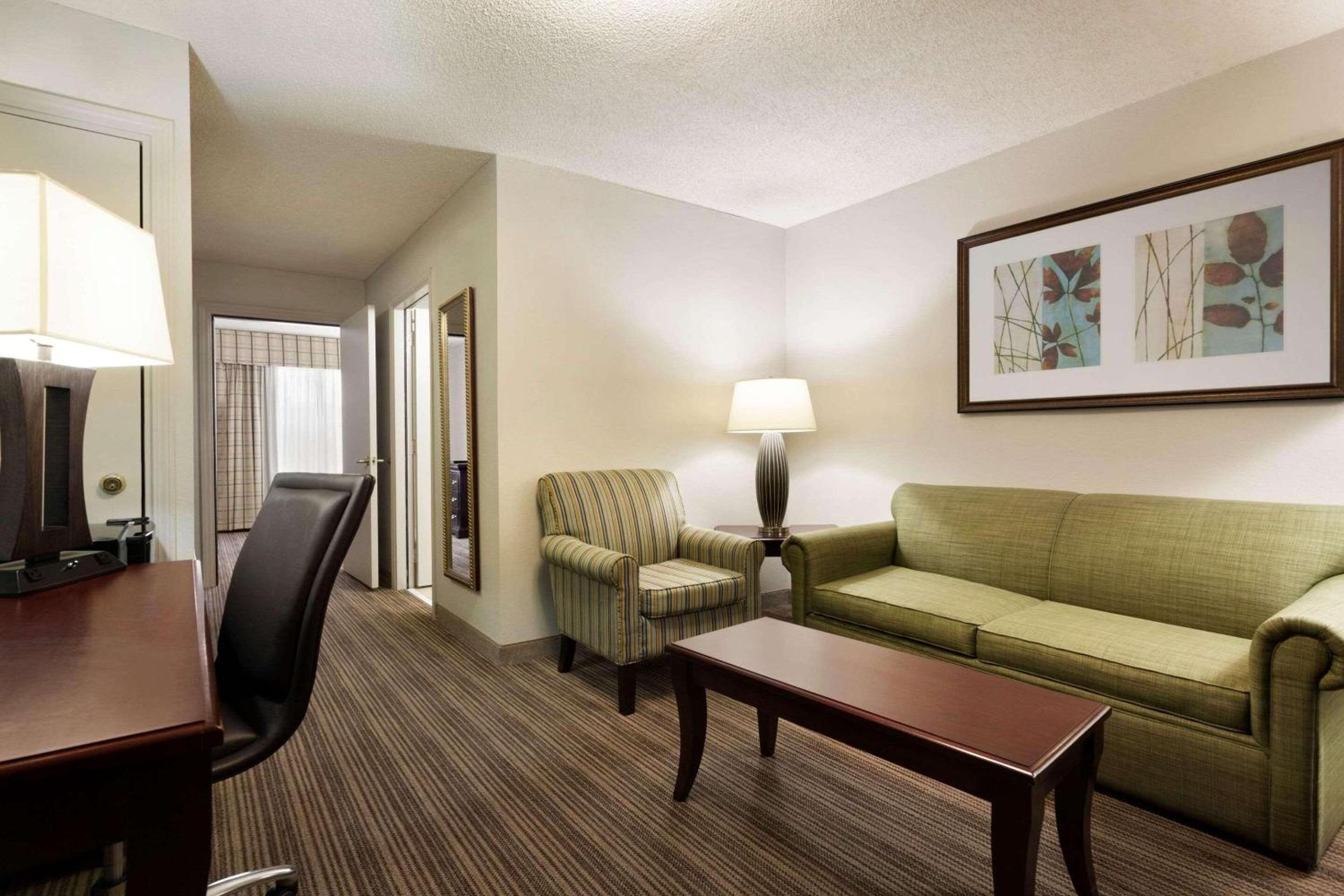 King Suite with Whirlpool - Non-smoking photo 2