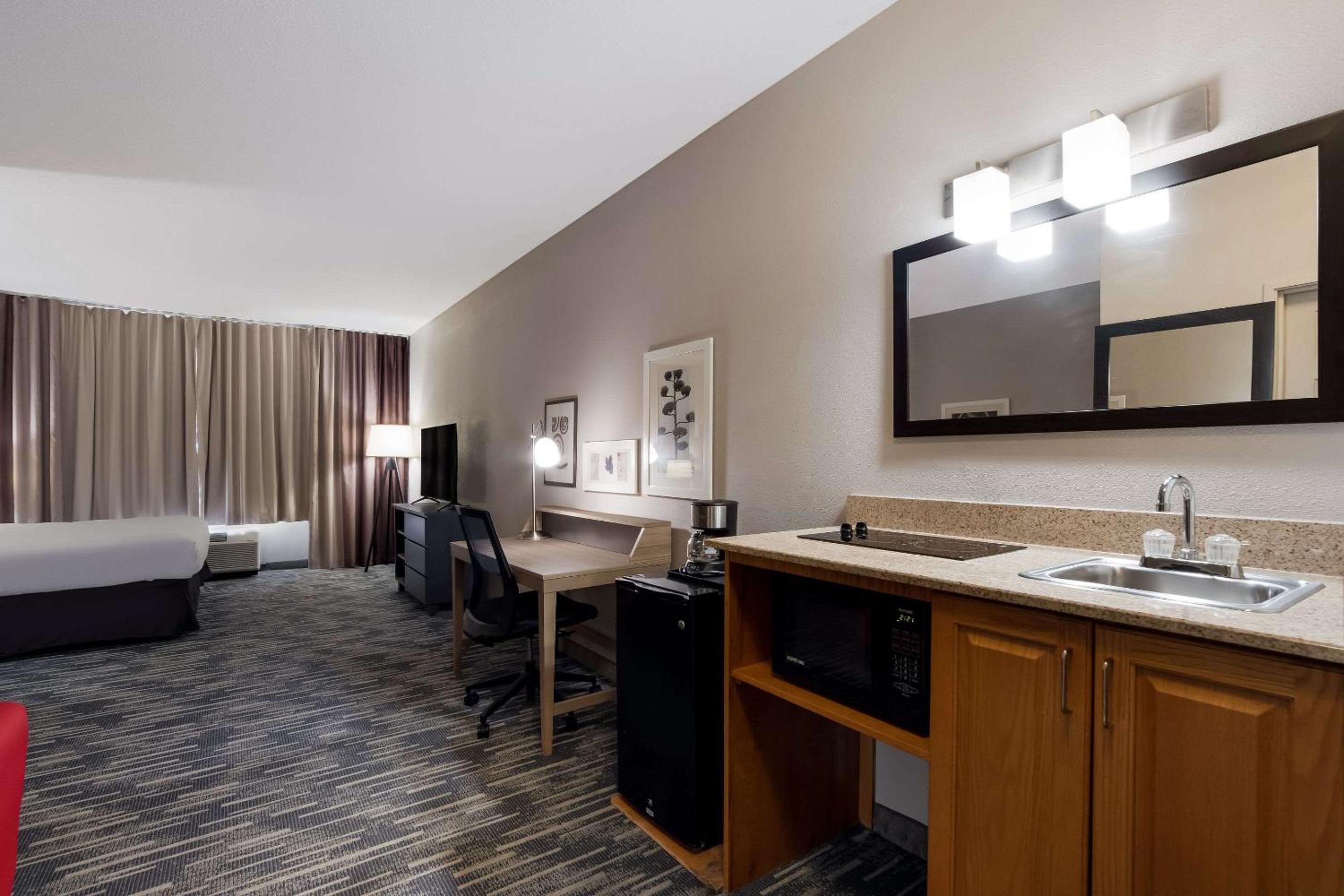 Premium King Room - Non-Smoking - Photo 11