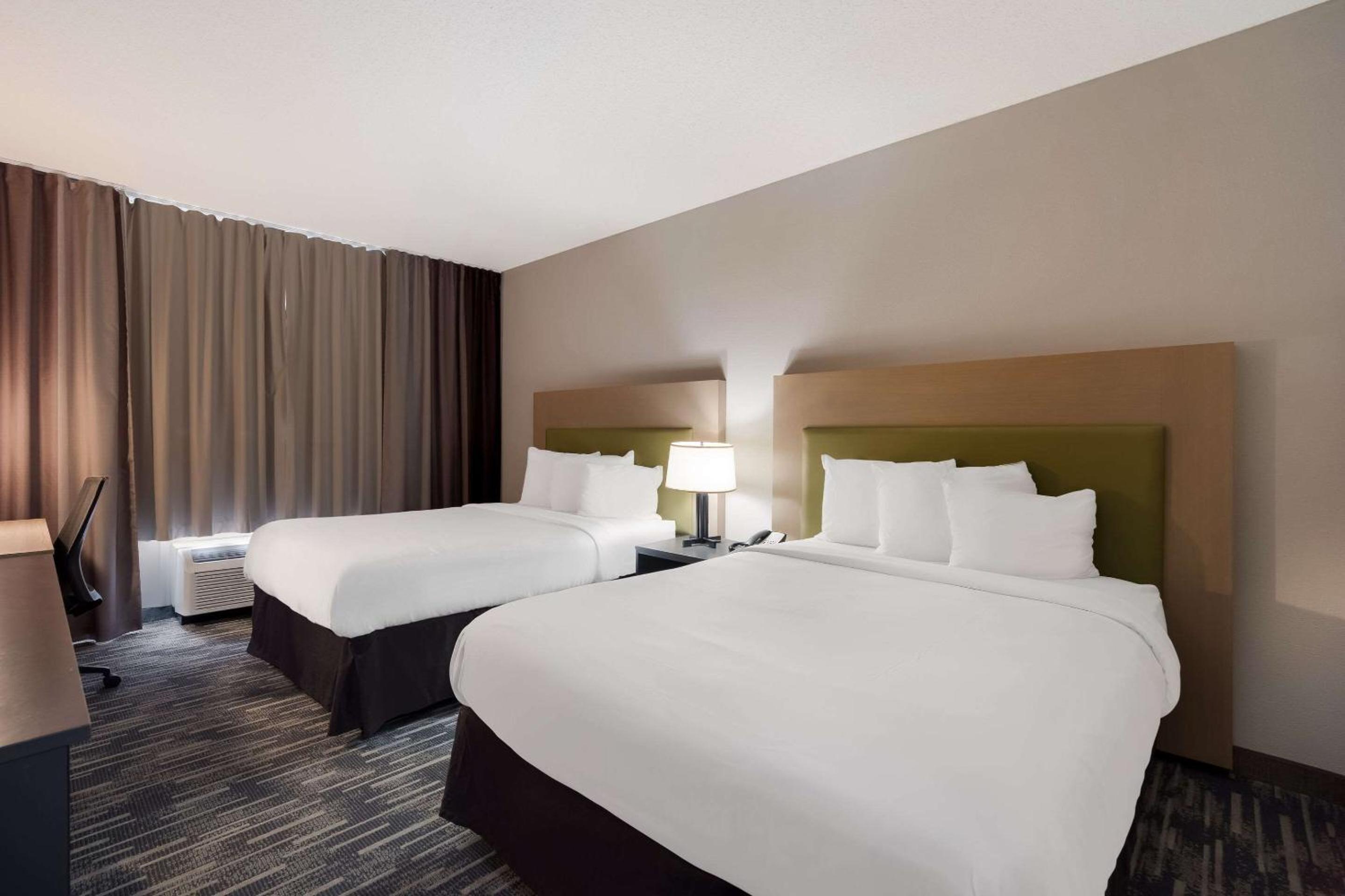 Queen Room with Two Queen Beds - Non-Smoking - Photo 1