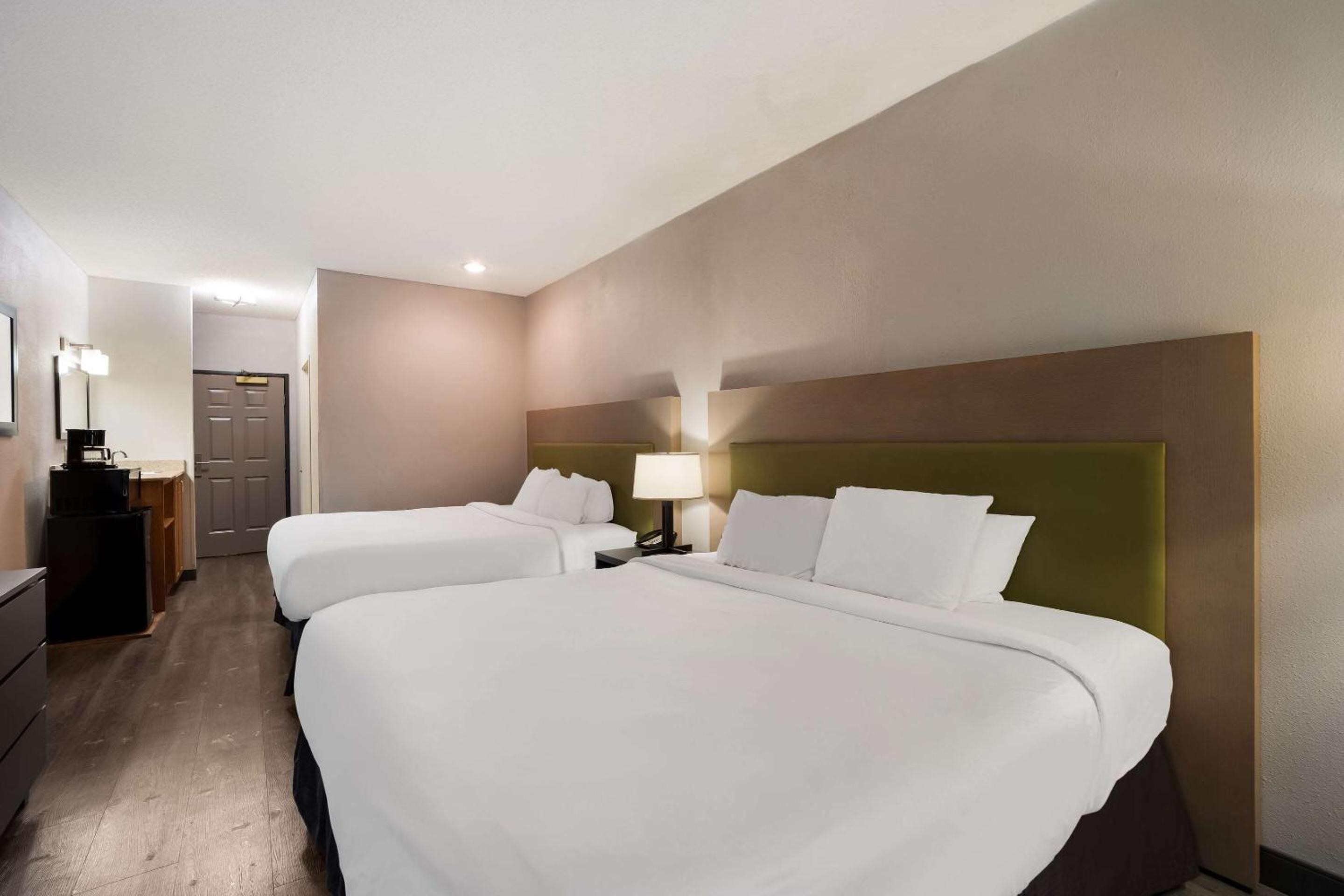 King Room with Two King Beds - Non-Smoking - Photo 9