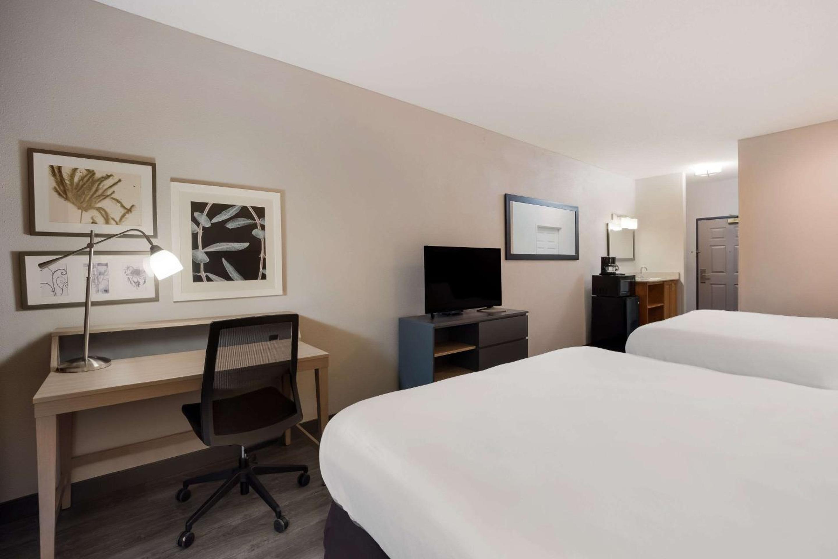 King Room with Two King Beds - Non-Smoking - Photo 6
