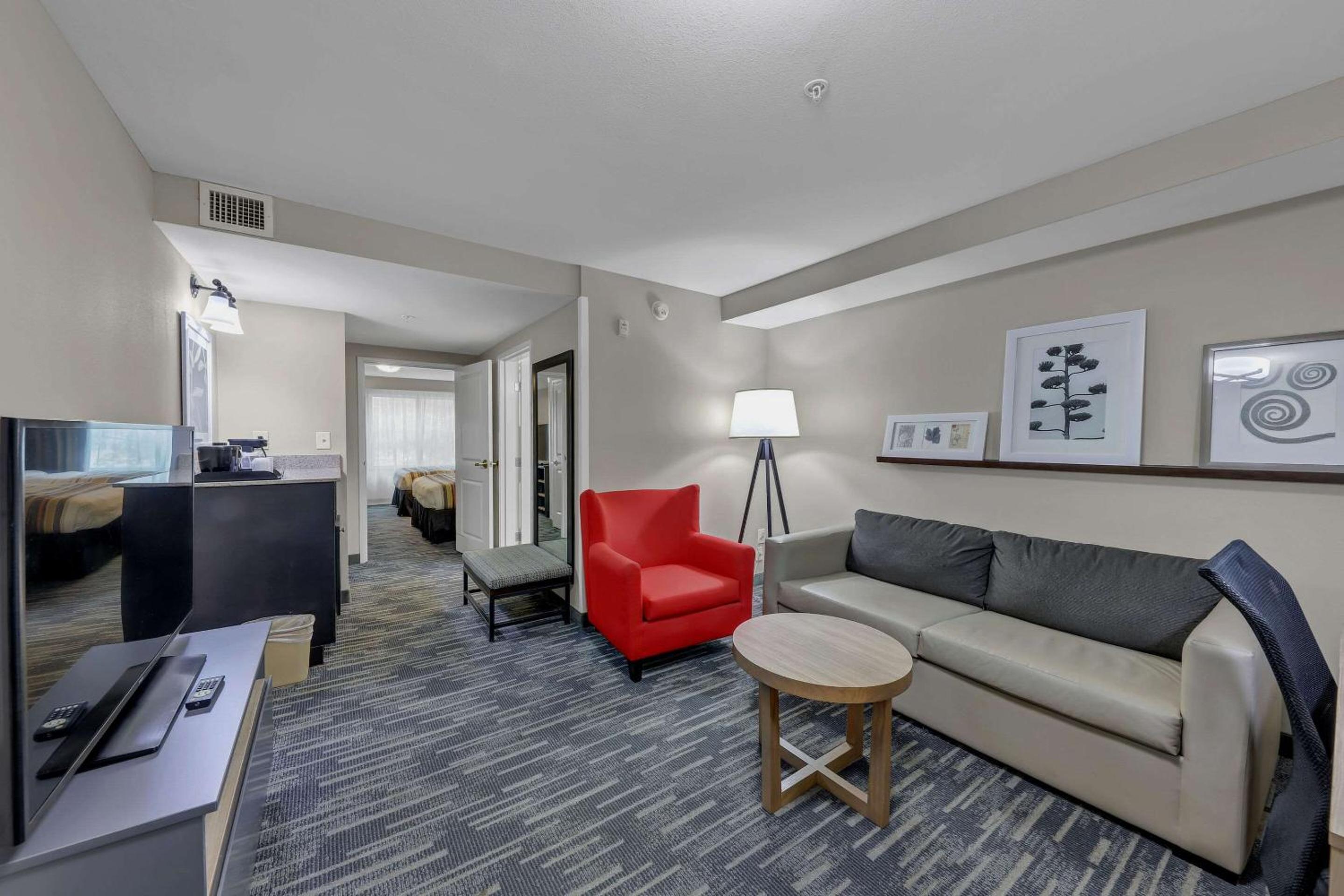 One-Bedroom Suite with Two Queen Beds and Sofa Bed - Non-Smoking - Photo 5