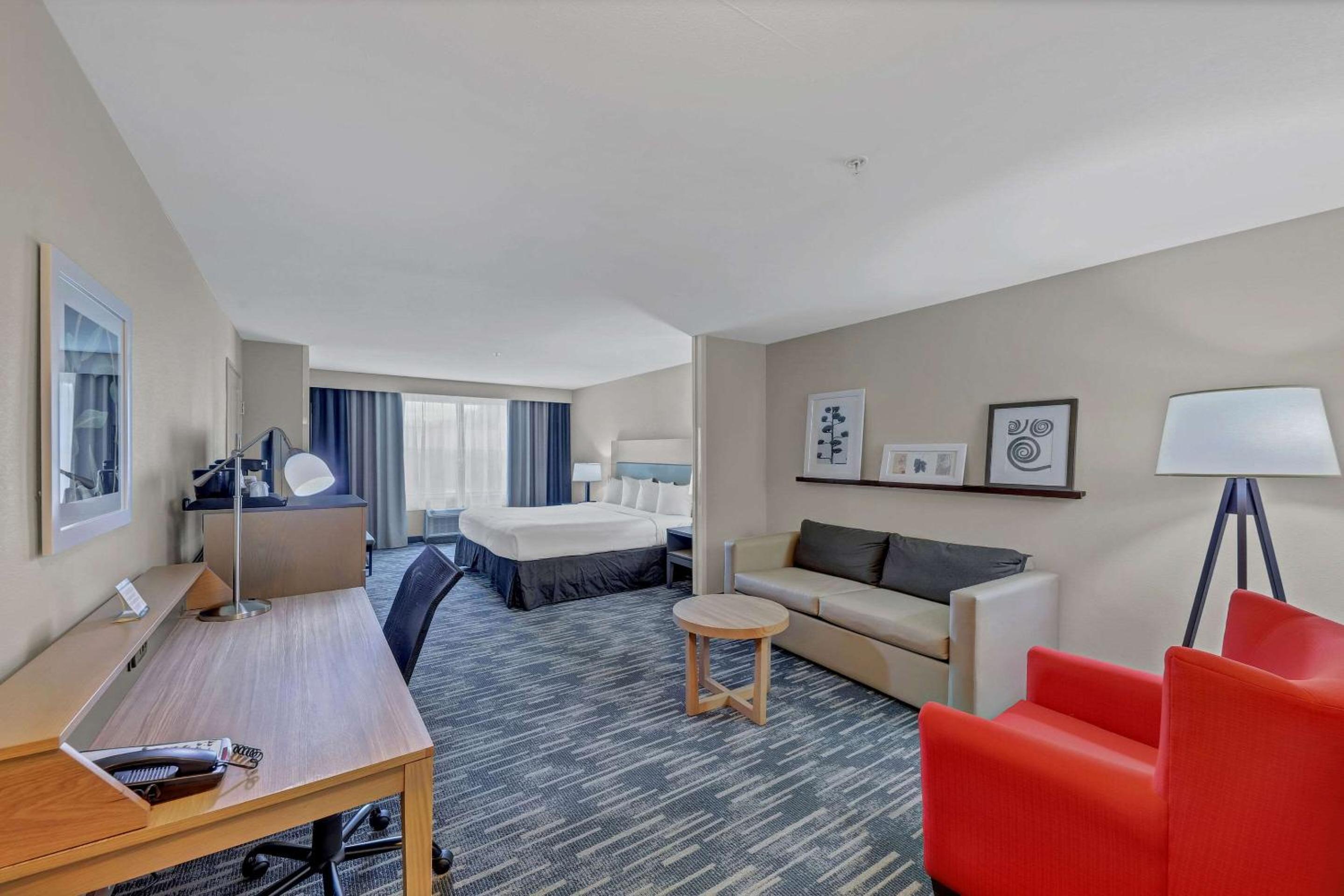 Studio King Suite with Sofa Bed - Non-Smoking - Photo 3