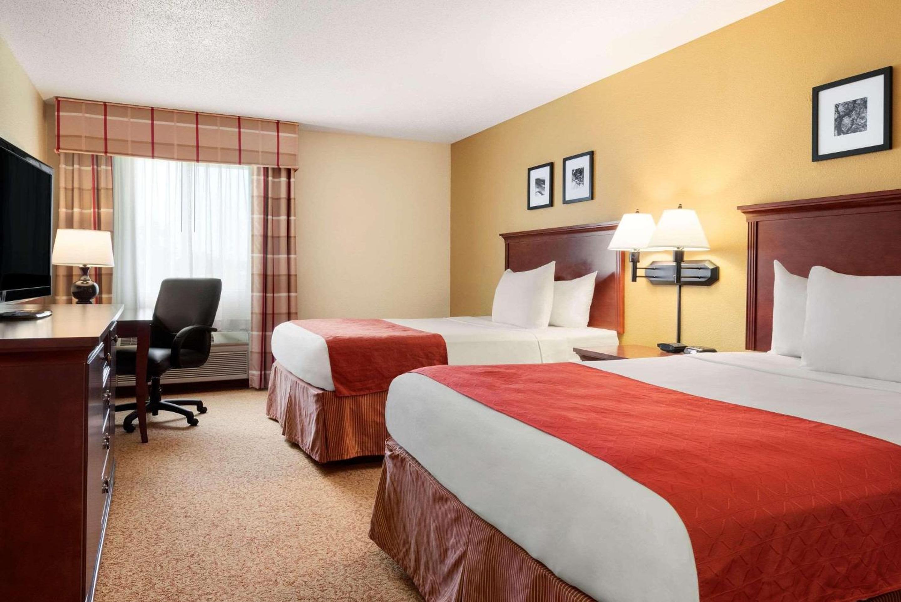 Queen Room with Two Queen Beds - Photo 2