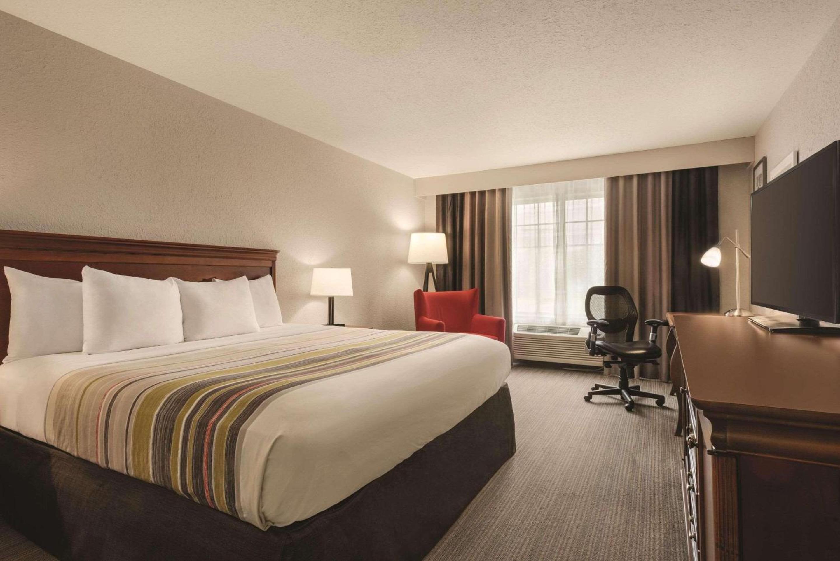 King Room - Non-Smoking - Photo 2