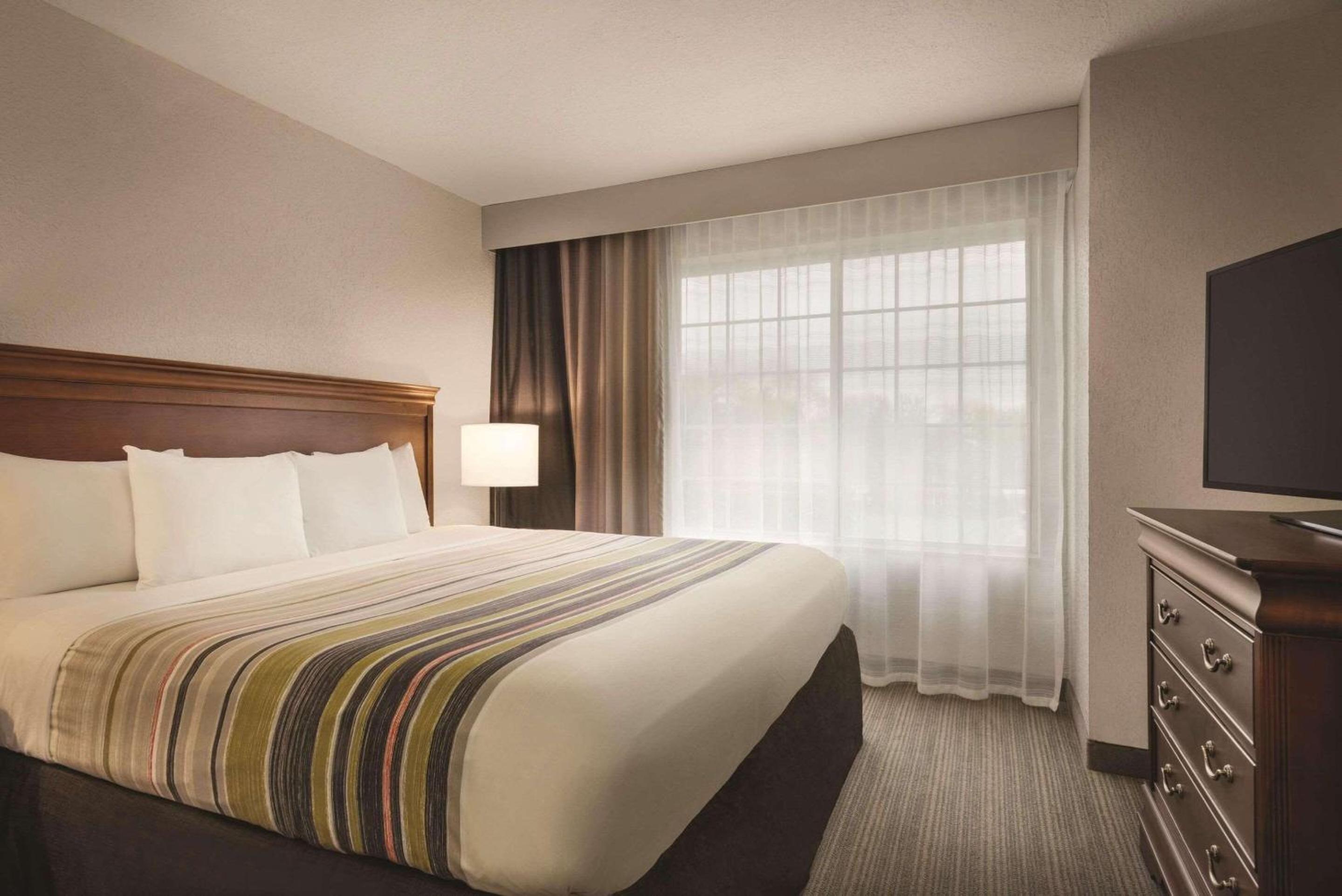 One-Bedroom King Suite - Non-Smoking - Photo 2