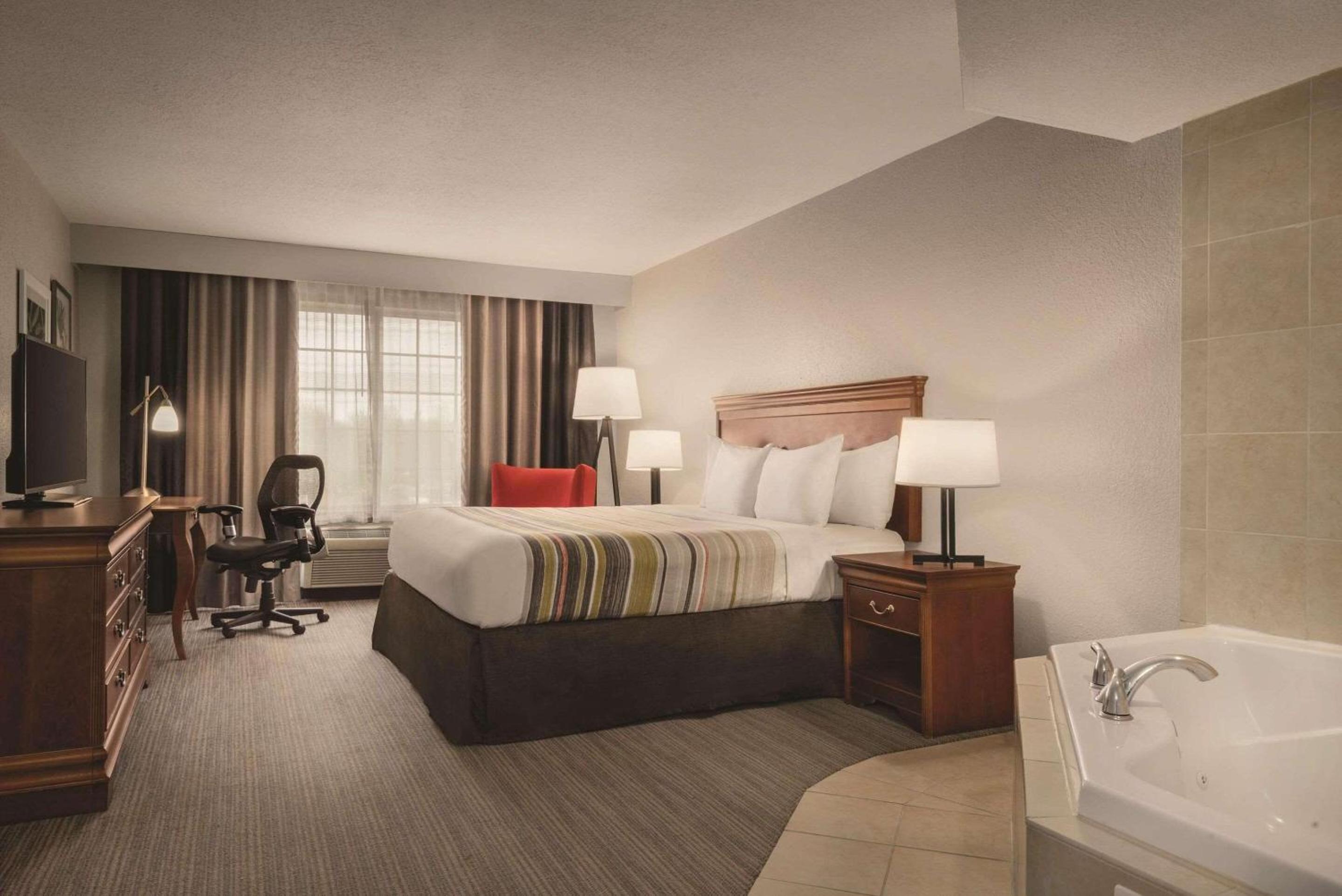 King Suite with Whirlpool - Non-smoking - Photo 1