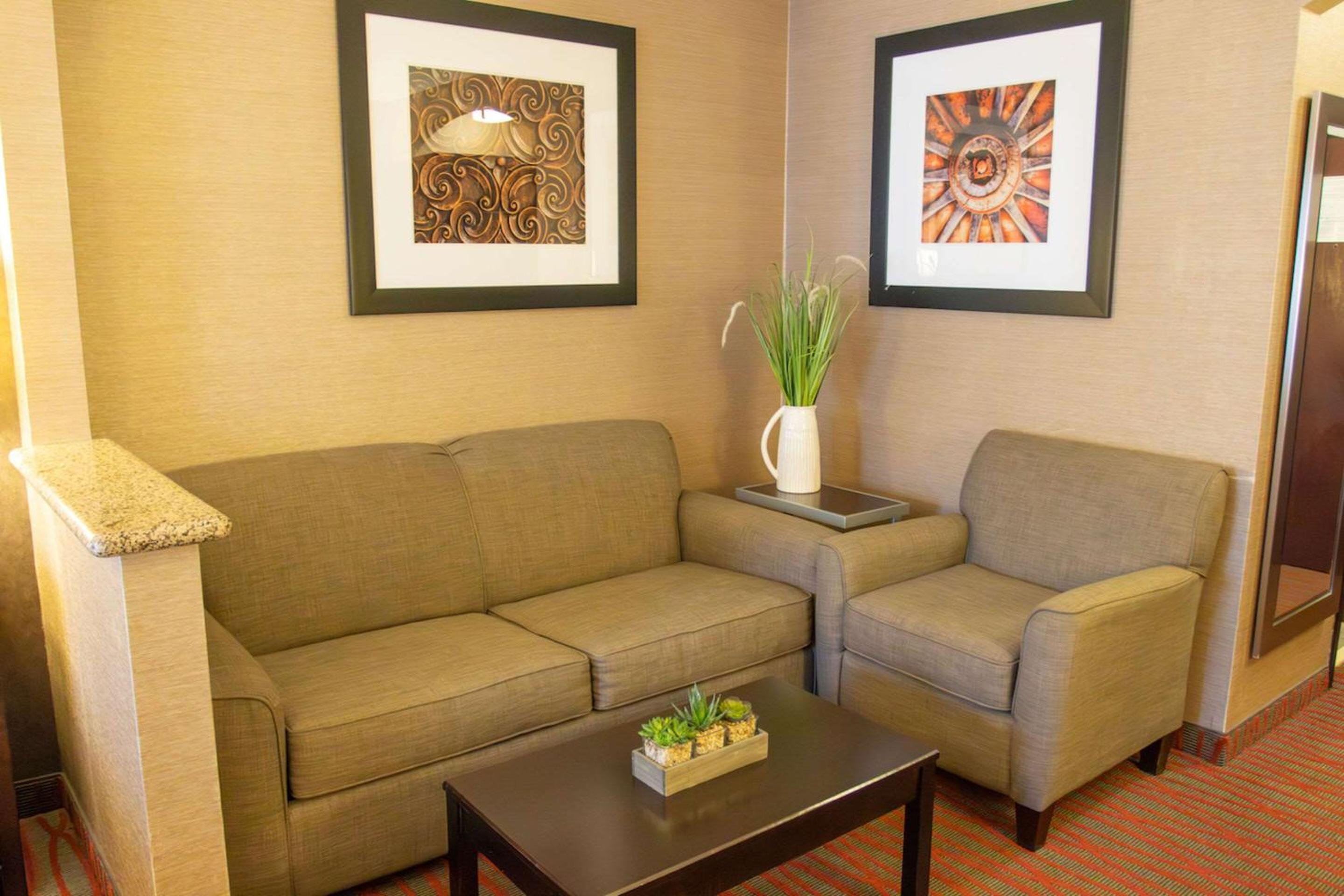 King Studio Suite - Non-Smoking - Photo 7