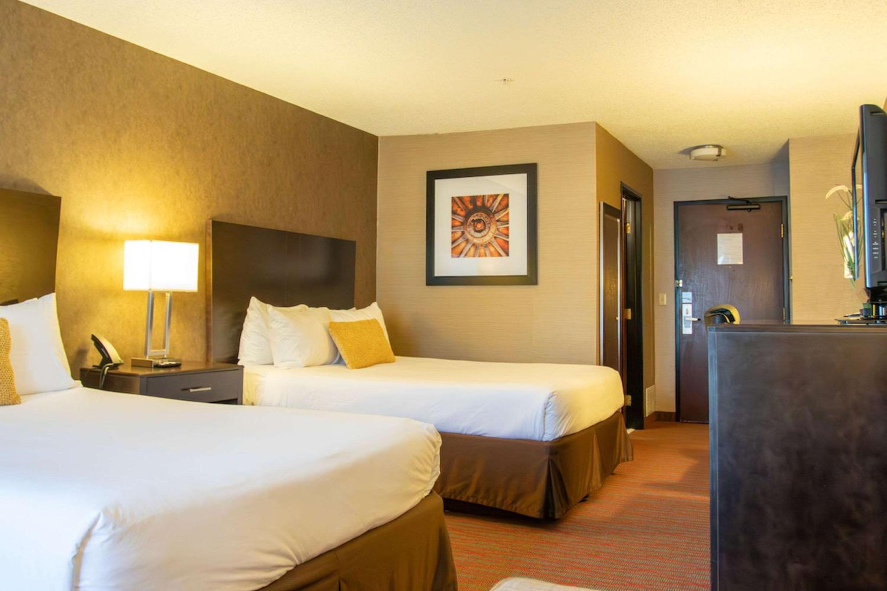 Queen Room with Two Queen Beds - Non-Smoking - Photo 8