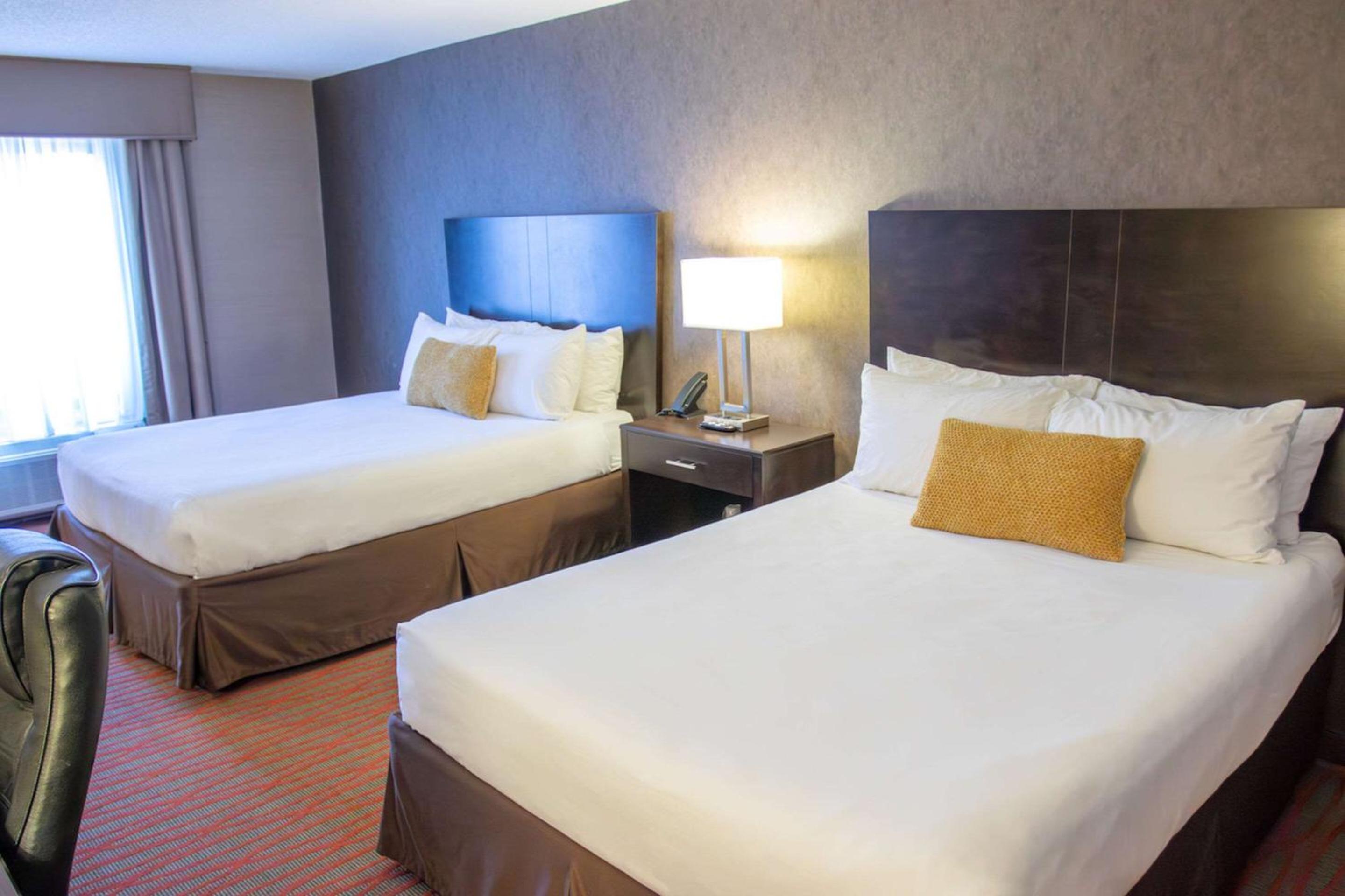 Queen Room with Two Queen Beds - Non-Smoking - Photo 10