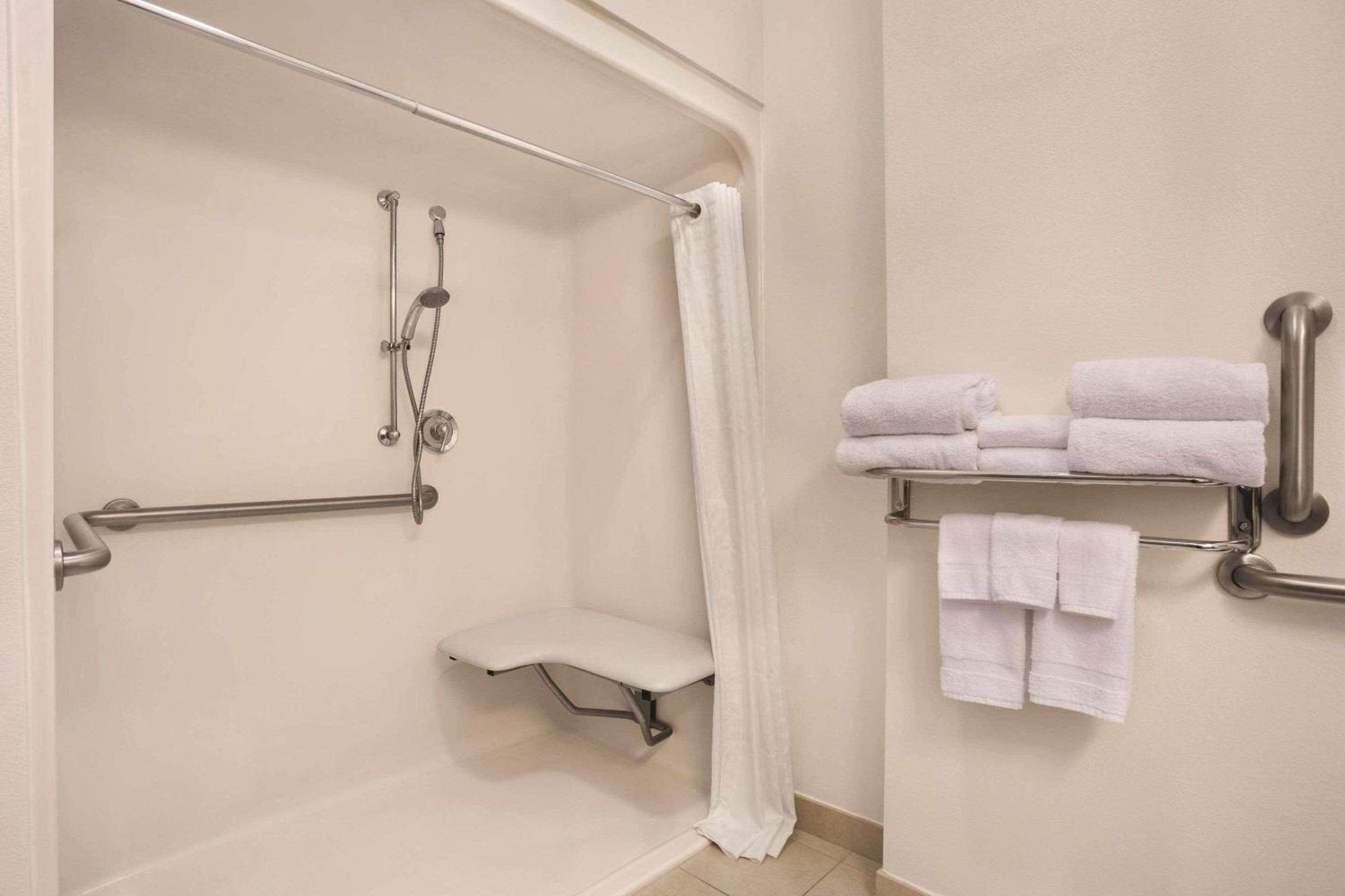 Queen Studio Suite - Disability Accessible - Photo 2