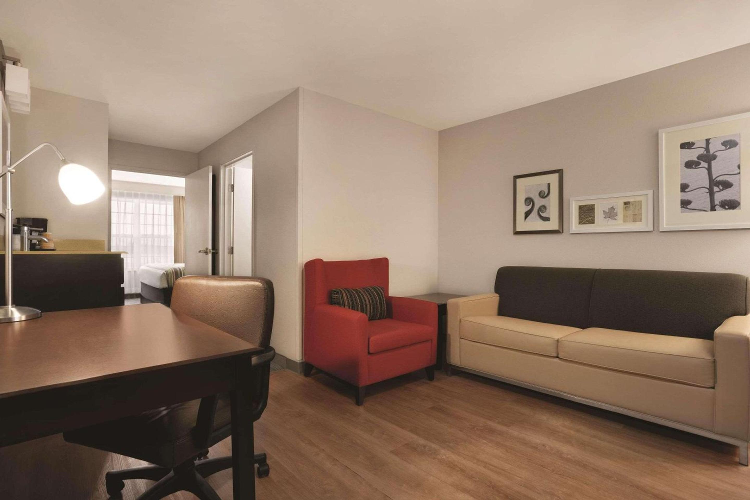 One-Bedroom King Suite - Photo 2