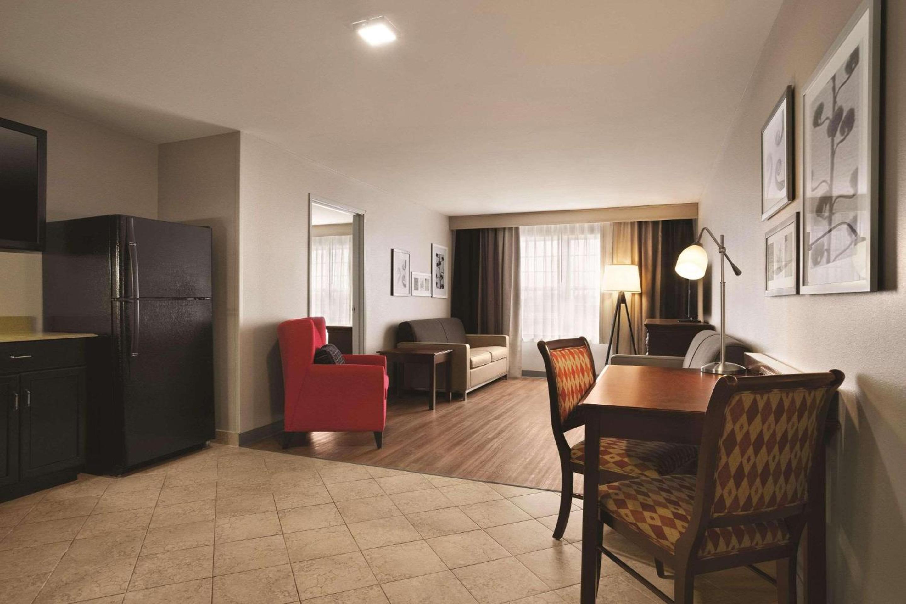 Efficiency King Suite with Sofa Bed - Non Smoking - Photo 4