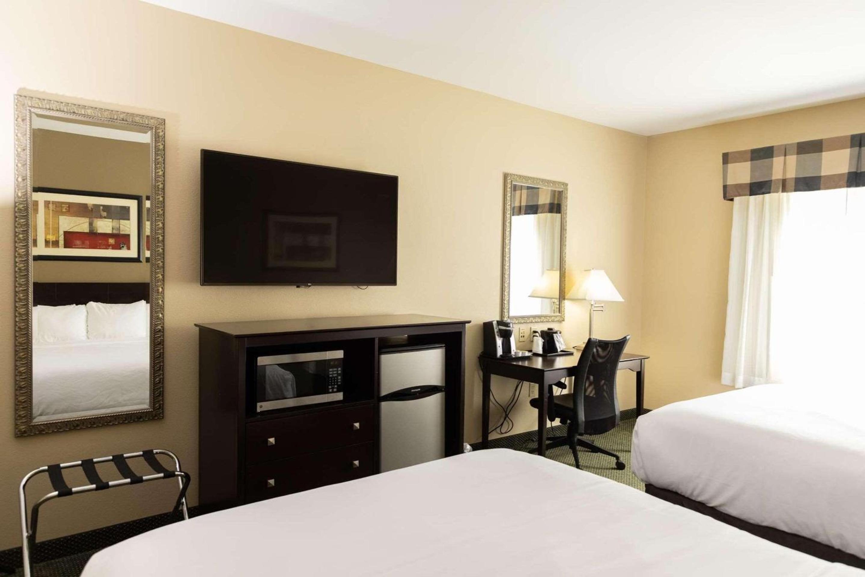 Queen Room with Two Queen Beds and Bathtub - Non-Smoking - Photo 3
