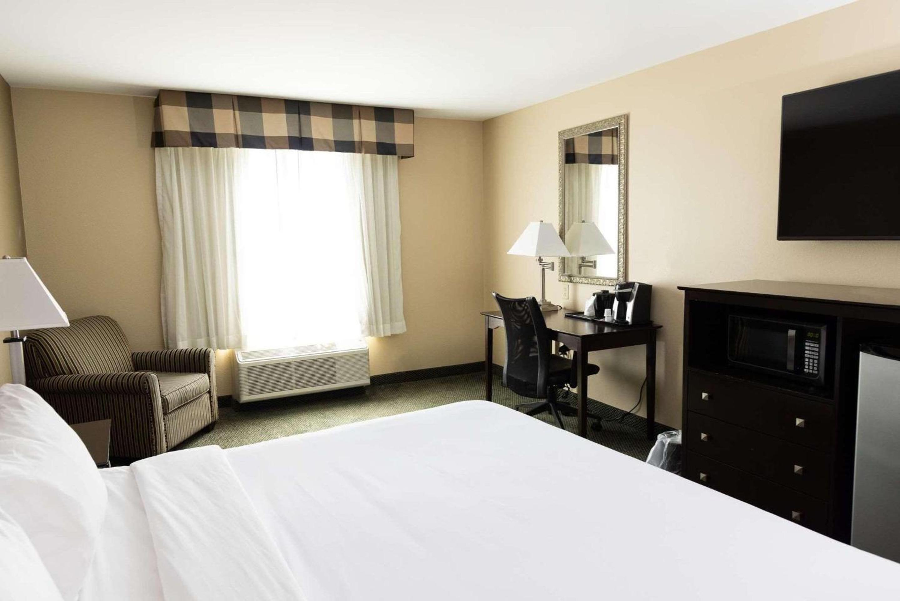 King Room with Accessible Bathtub - Non-Smoking - Photo 4