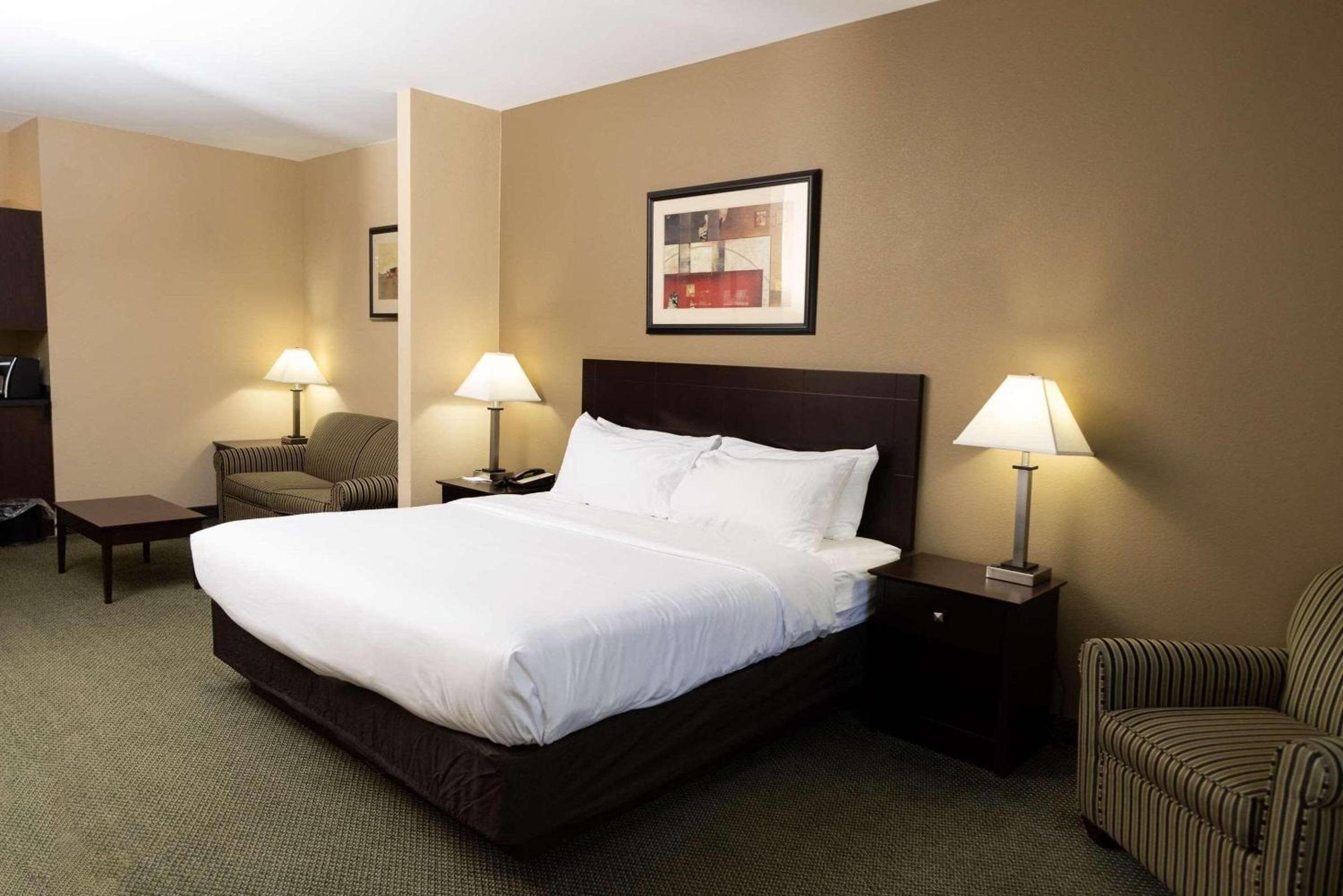 One-Bedroom King Suite - Disability Accessible/Non-Smoking - Photo 4