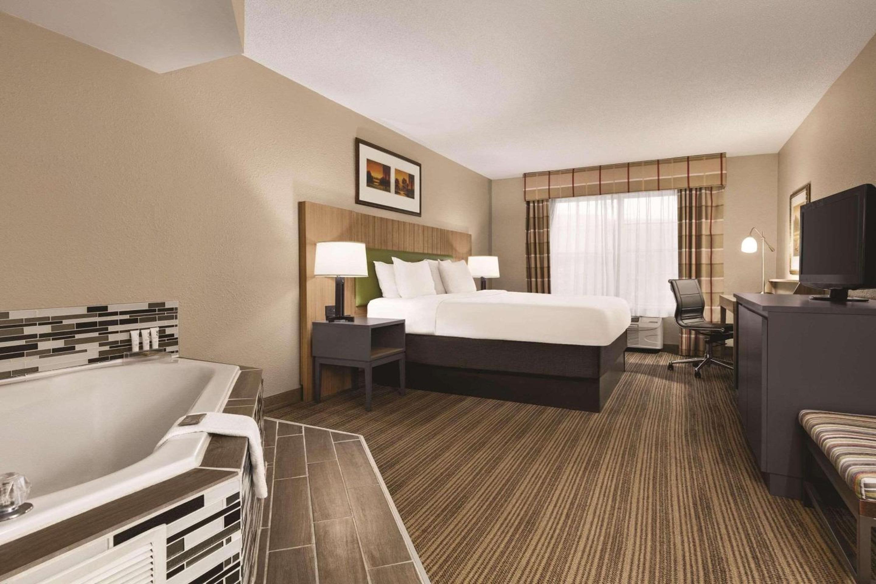 King Room with Whirlpool - Non-Smoking - Photo 1