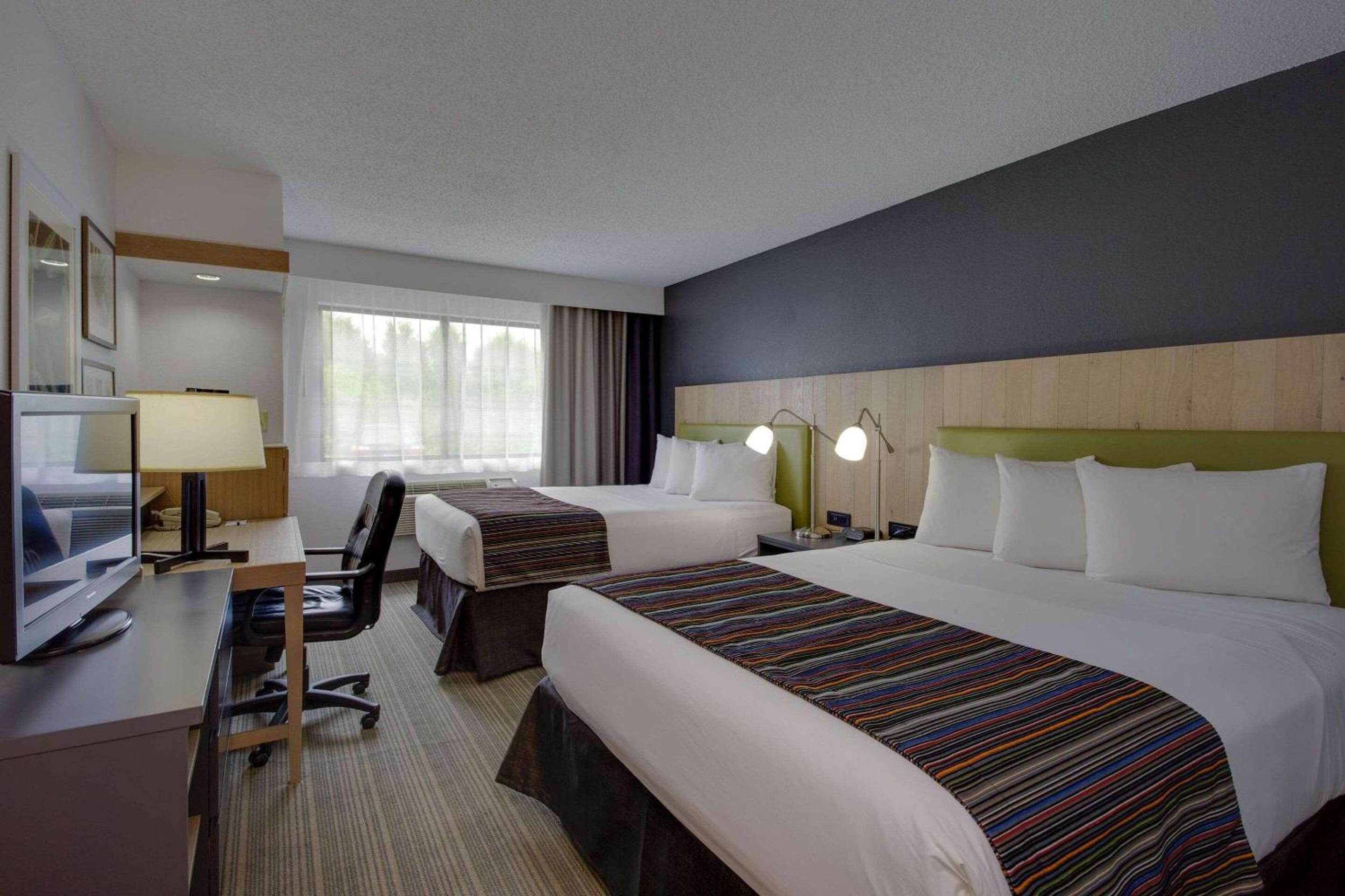 Queen Room with Two Queen Beds - Photo 7