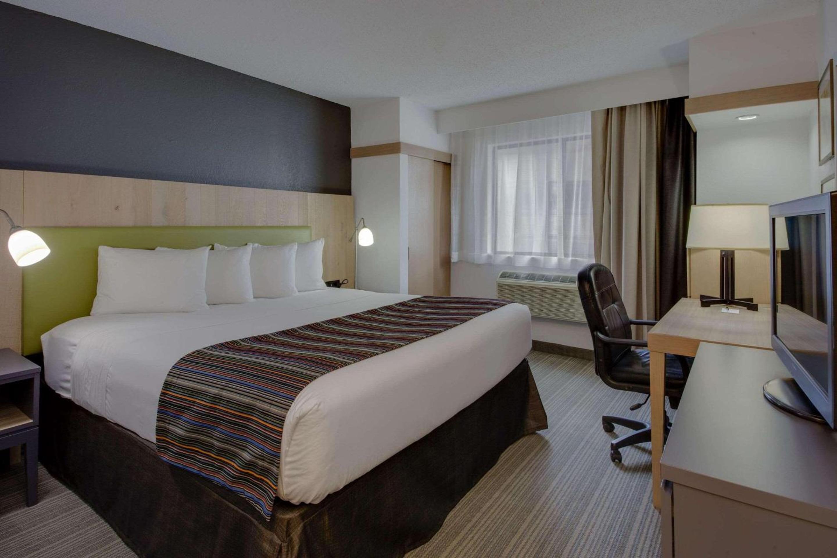 King Room - Non-Smoking - Photo 2