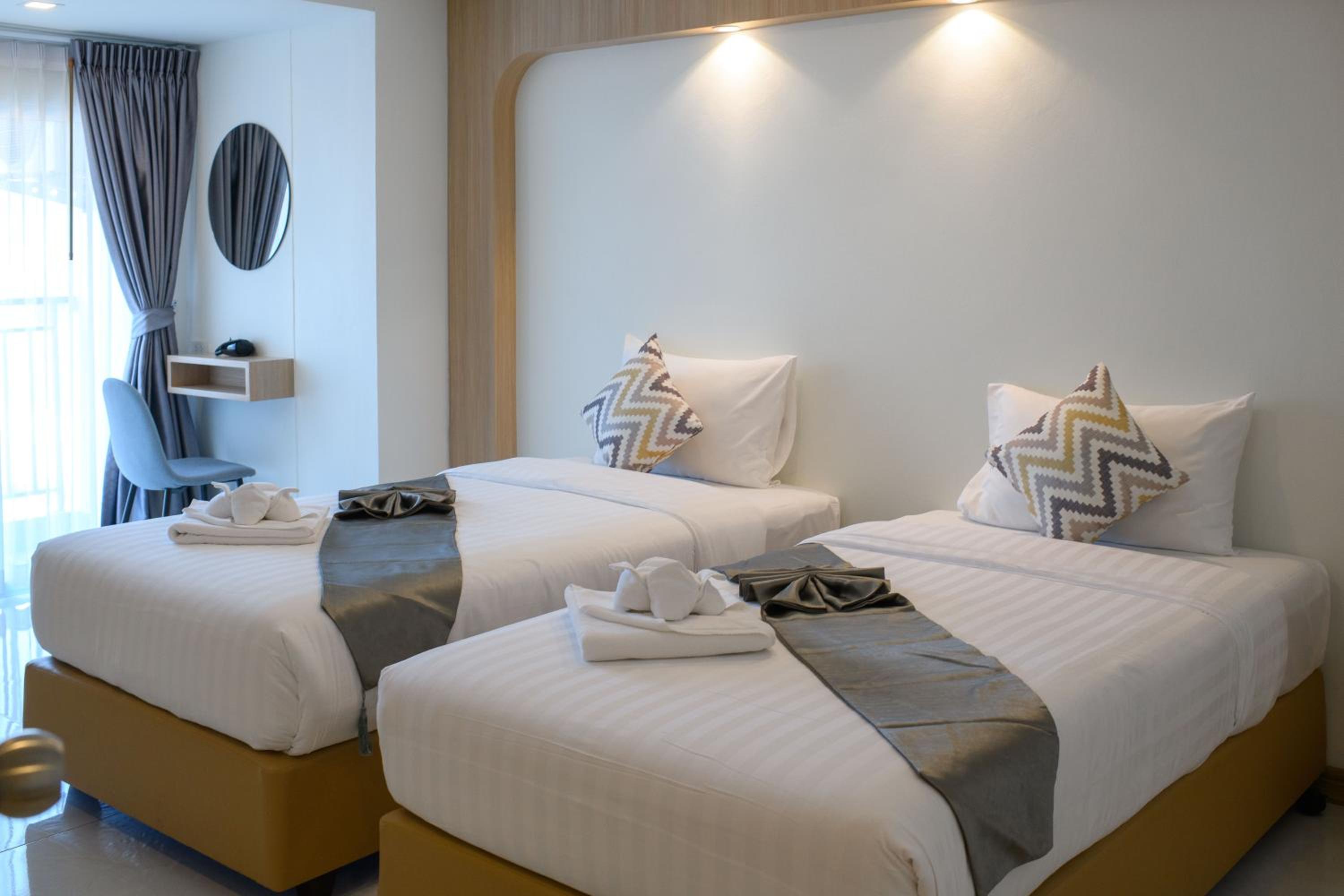 Deluxe Double Room with Balcony - Photo 4