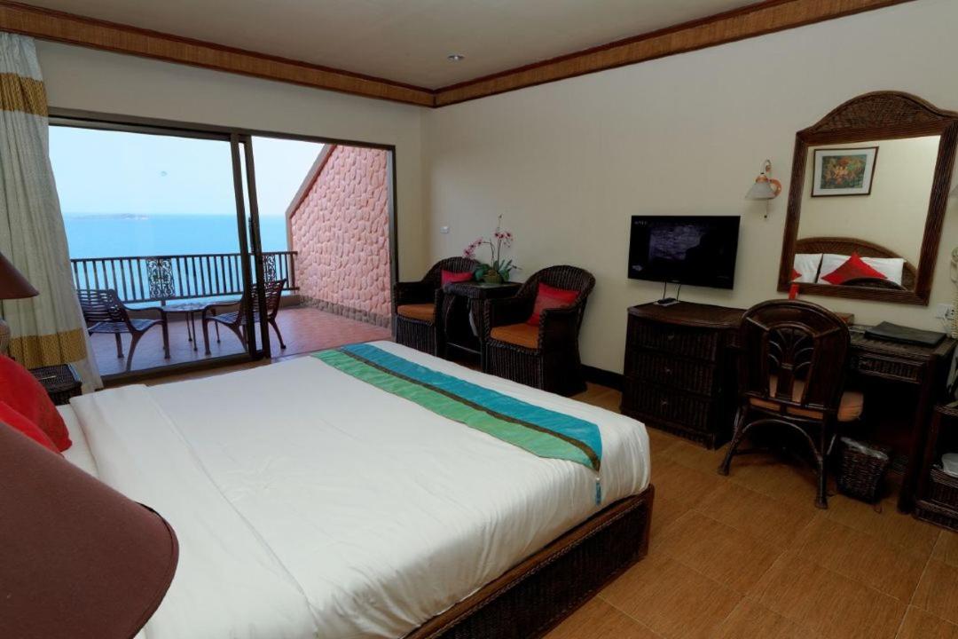 Deluxe Double or Twin Room with Sea View - Photo 1