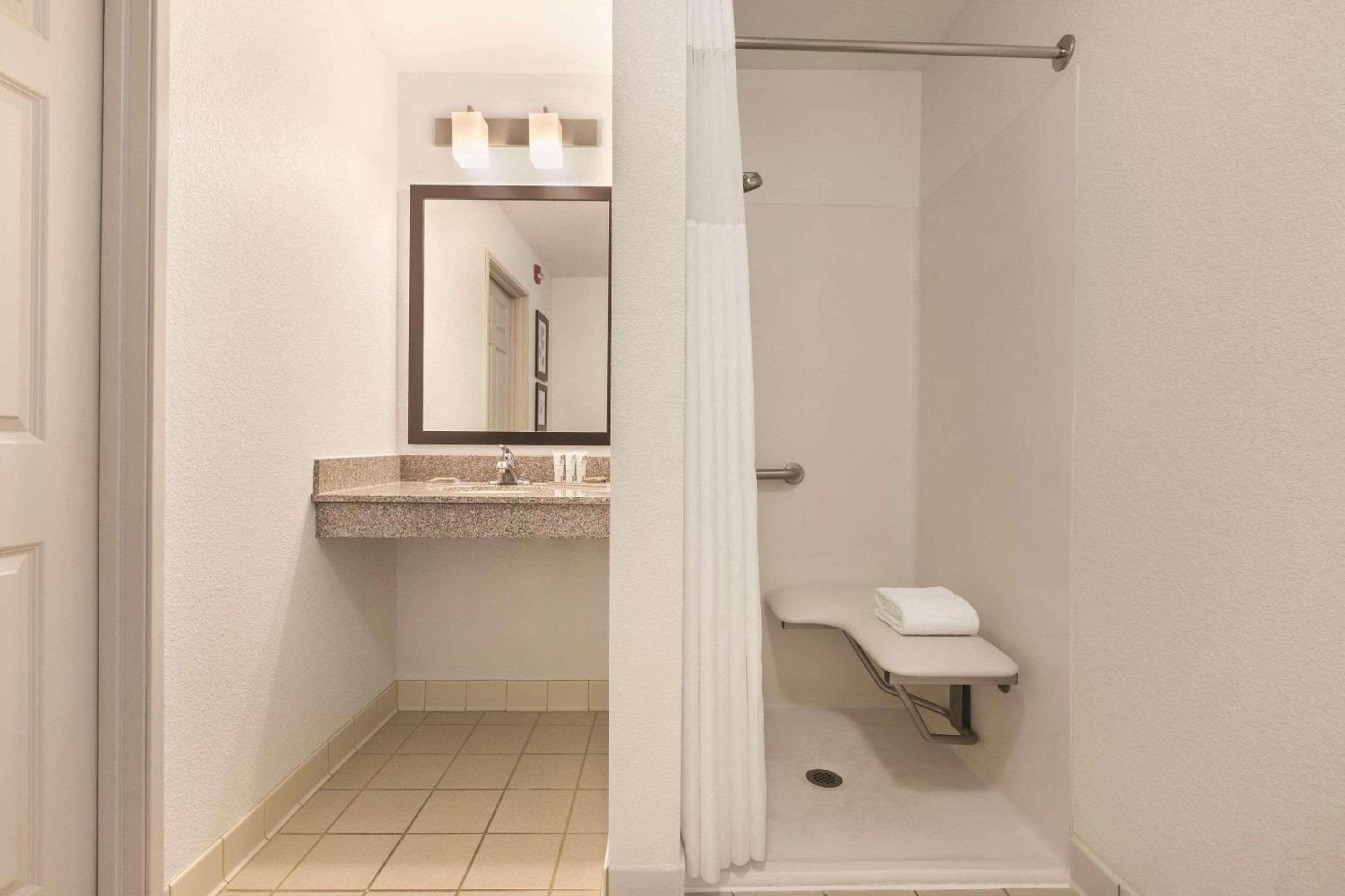 King Room with Roll-In Shower - Disability Access/Non Smoking photo 2