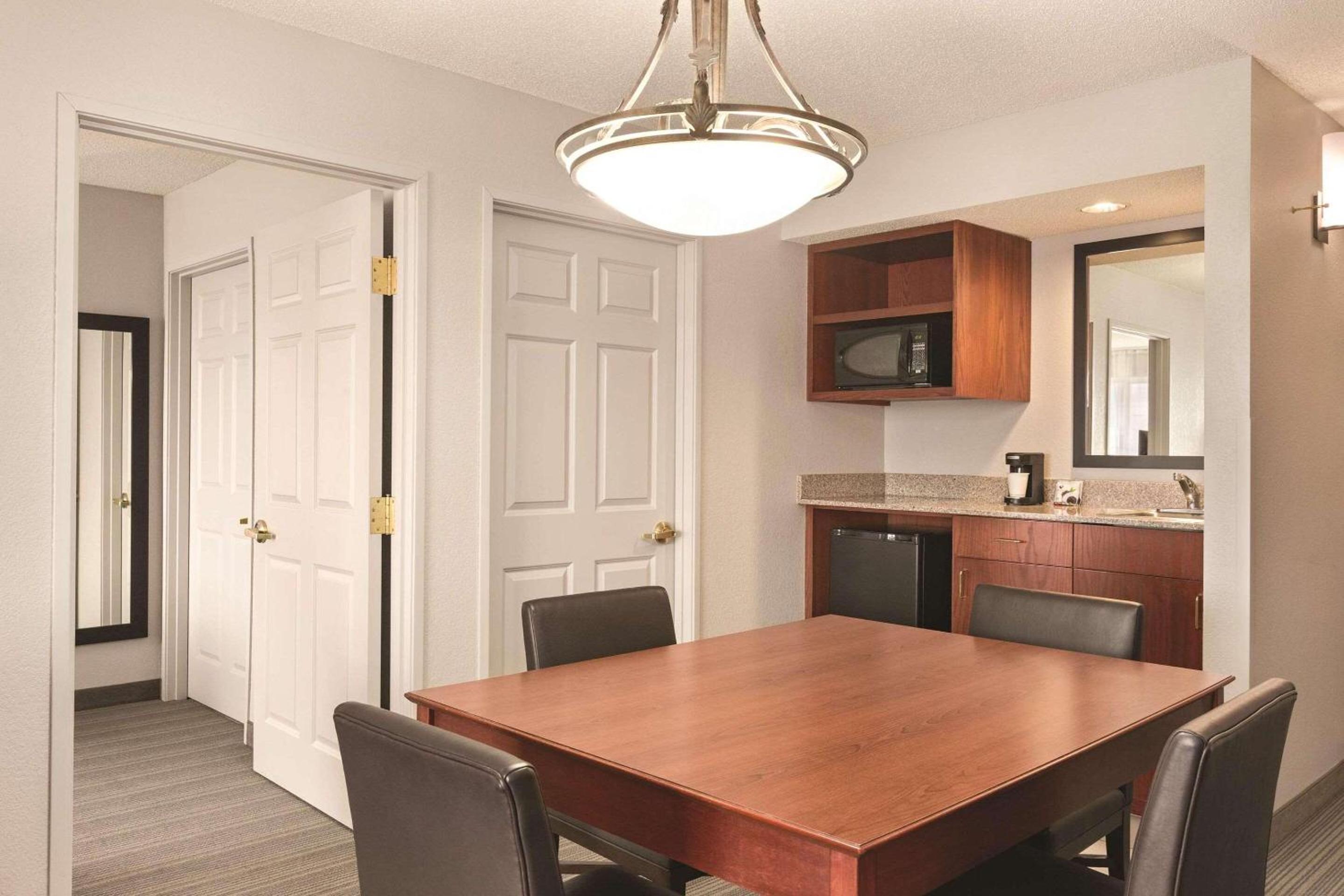 King Suite - Non Smoking photo 3