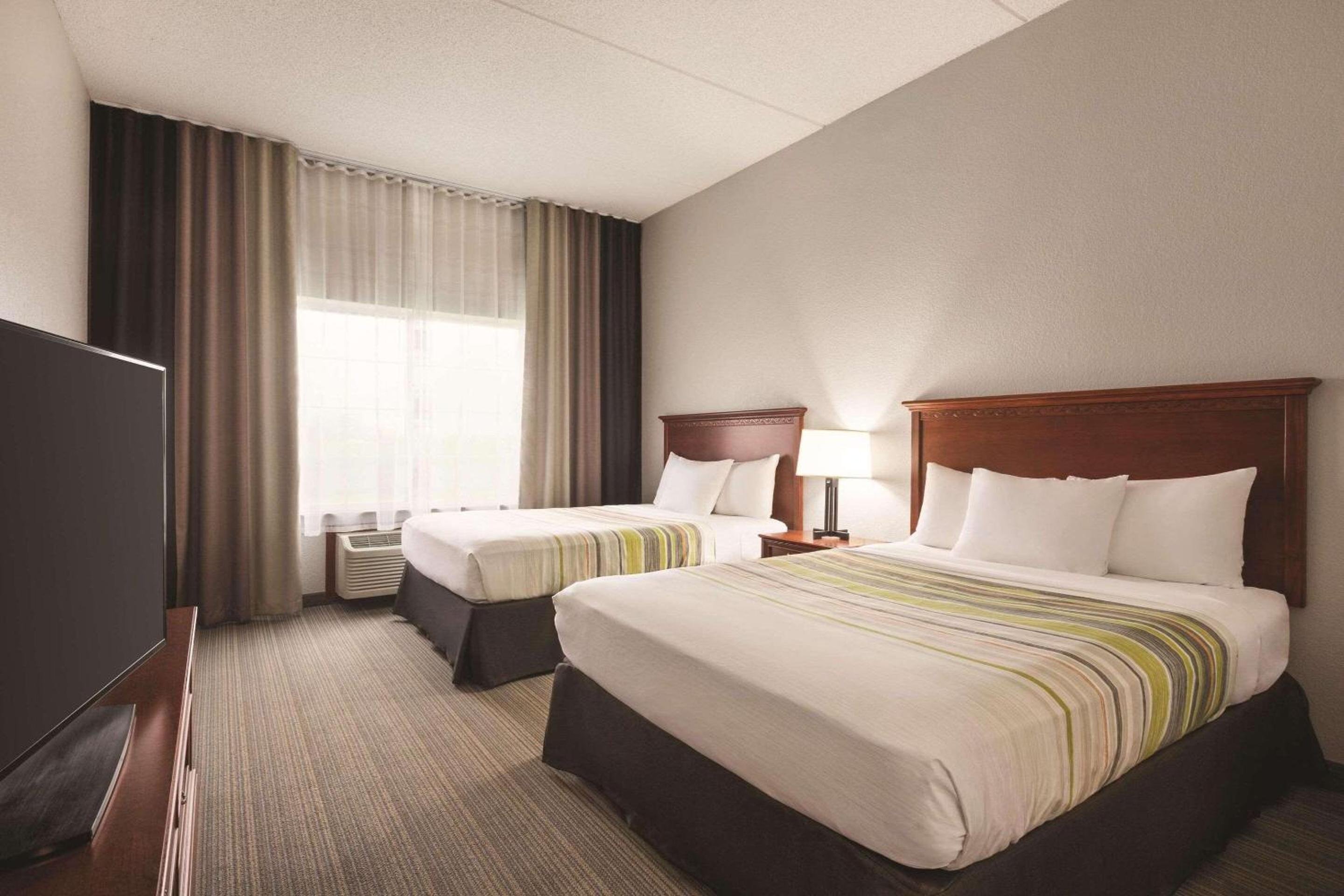 Queen Room with Two Queen Beds and Roll-In Shower - Disability Access/Non Smoking photo 3
