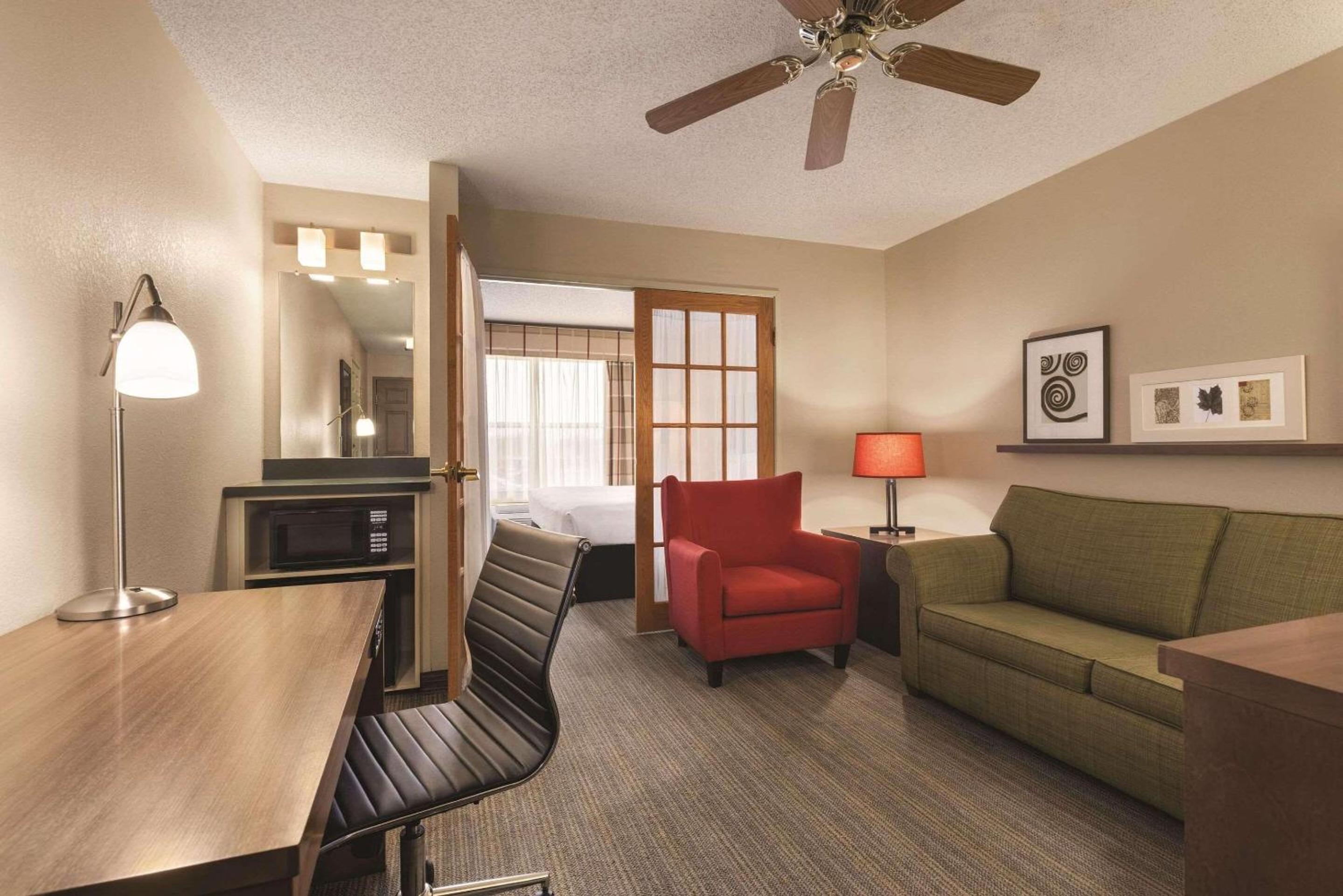 King Suite with Sofa Bed - Non-Smoking photo 1