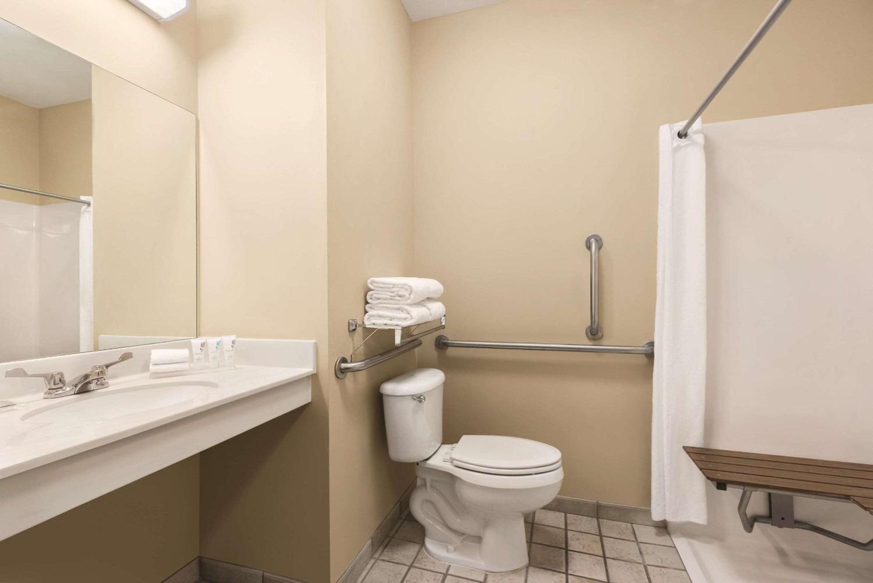 Queen Room with Two Queen Beds - Disability Access/Non-Smoking photo 2