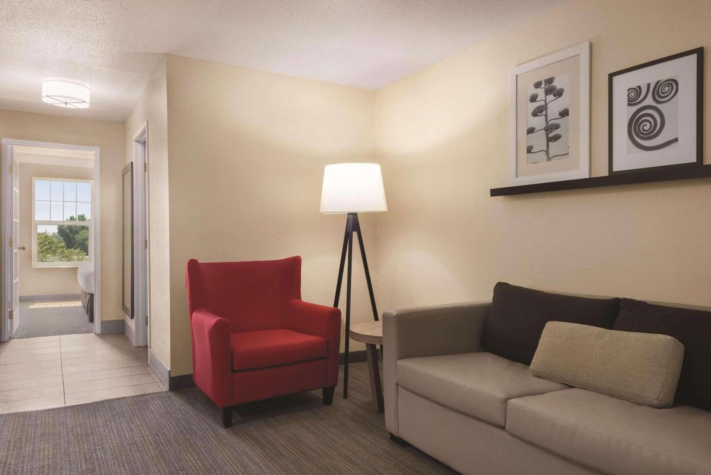 One-Bedroom Suite - Non-Smoking - Photo 3
