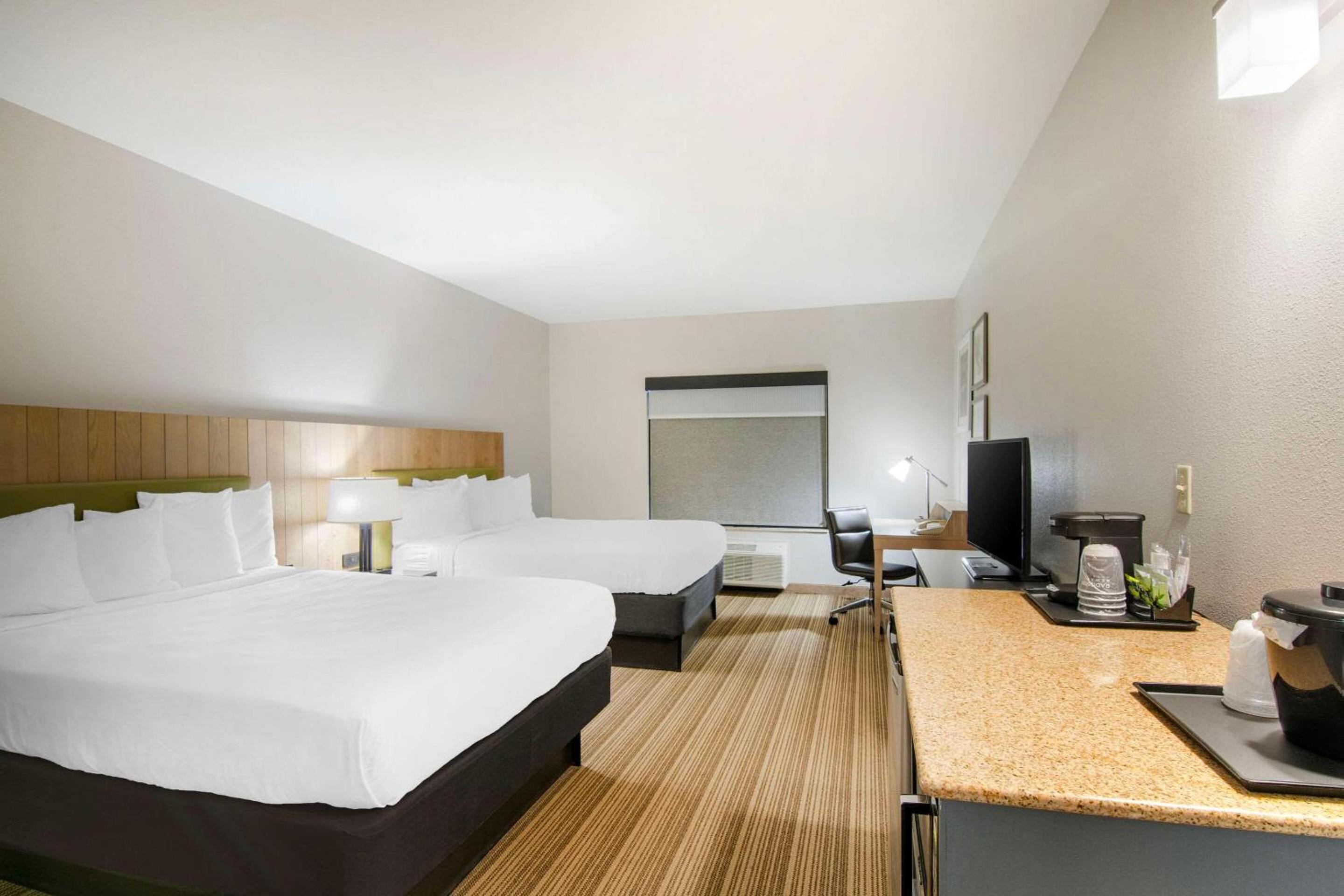 One-Bedroom Suite with Two Queen Beds - Non-Smoking - Photo 1